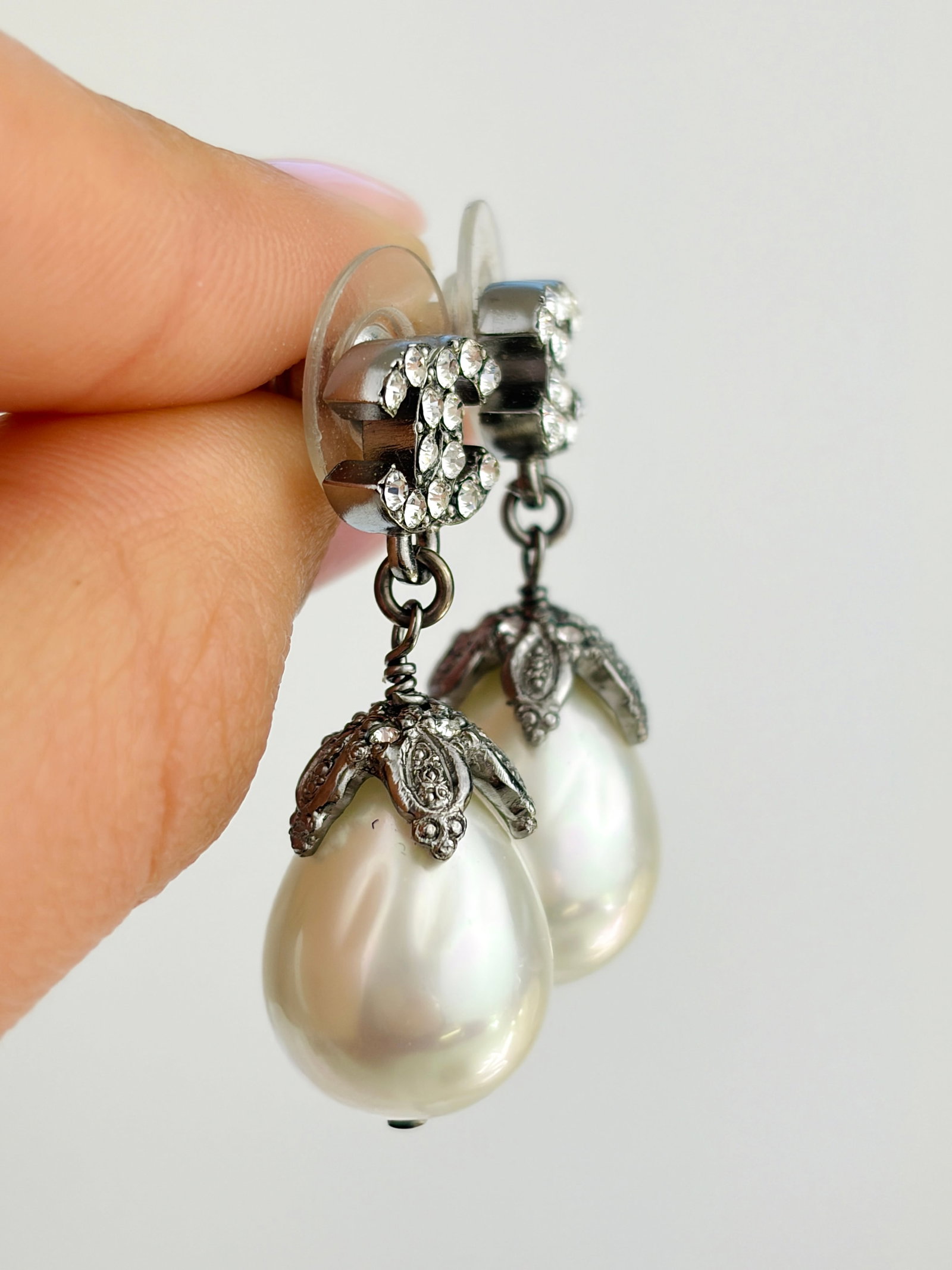 CHANEL CC DANGLE PEARL DROP EARRINGS - 2
