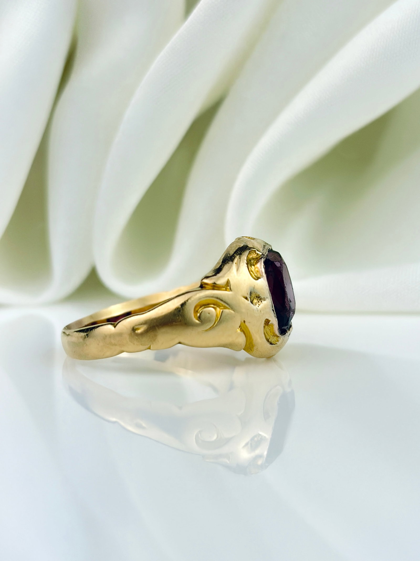 ANTIQUE 18CT YELLOW GOLD AMETHYST ENGRAVED RING - 2
