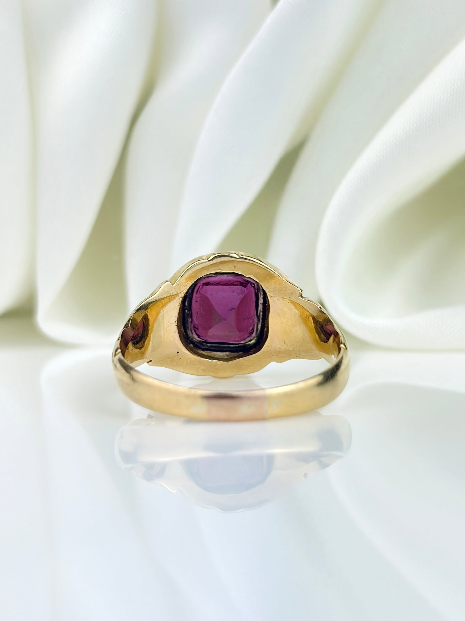 ANTIQUE 18CT YELLOW GOLD AMETHYST ENGRAVED RING - 3