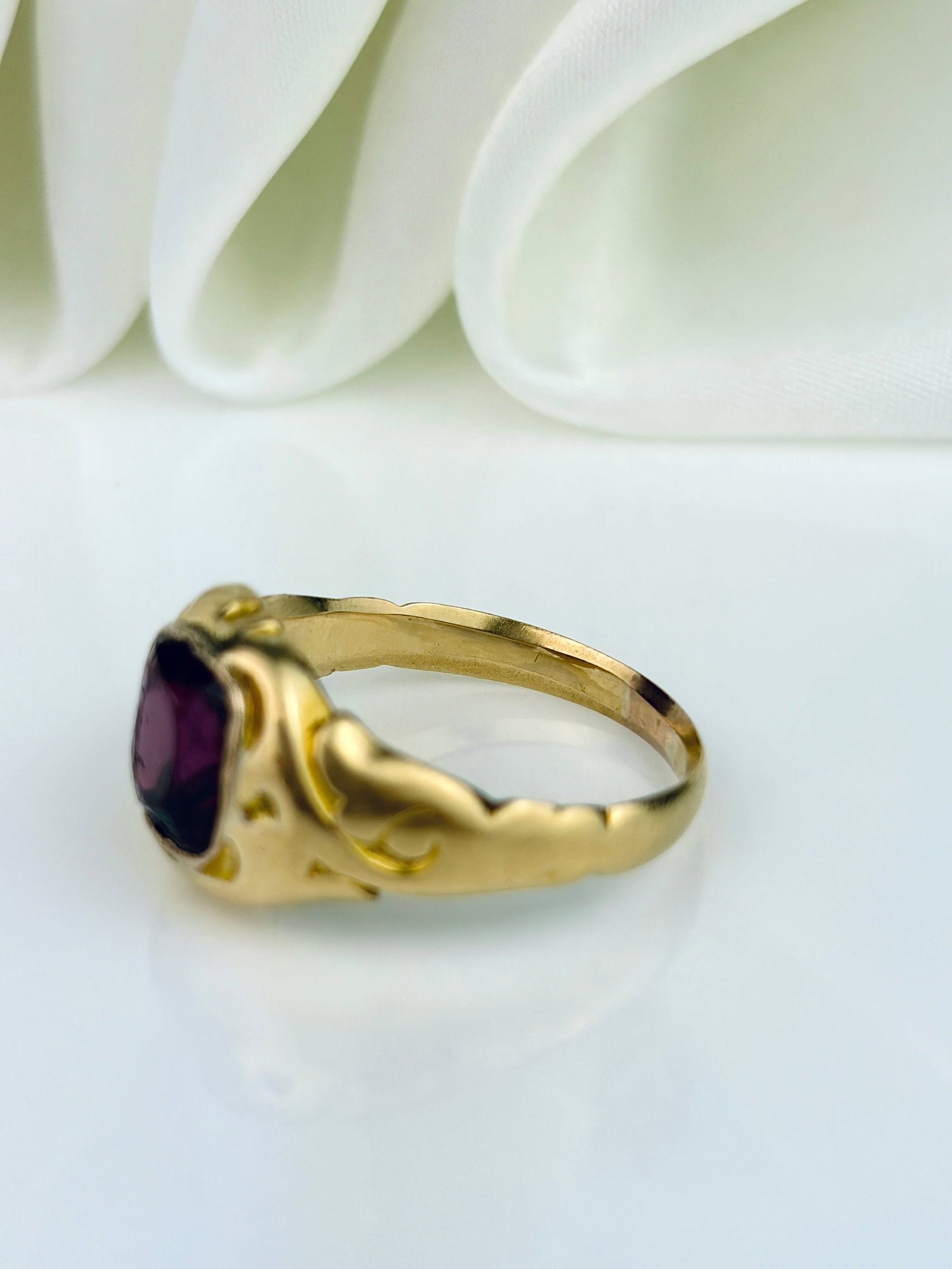 ANTIQUE 18CT YELLOW GOLD AMETHYST ENGRAVED RING - 4