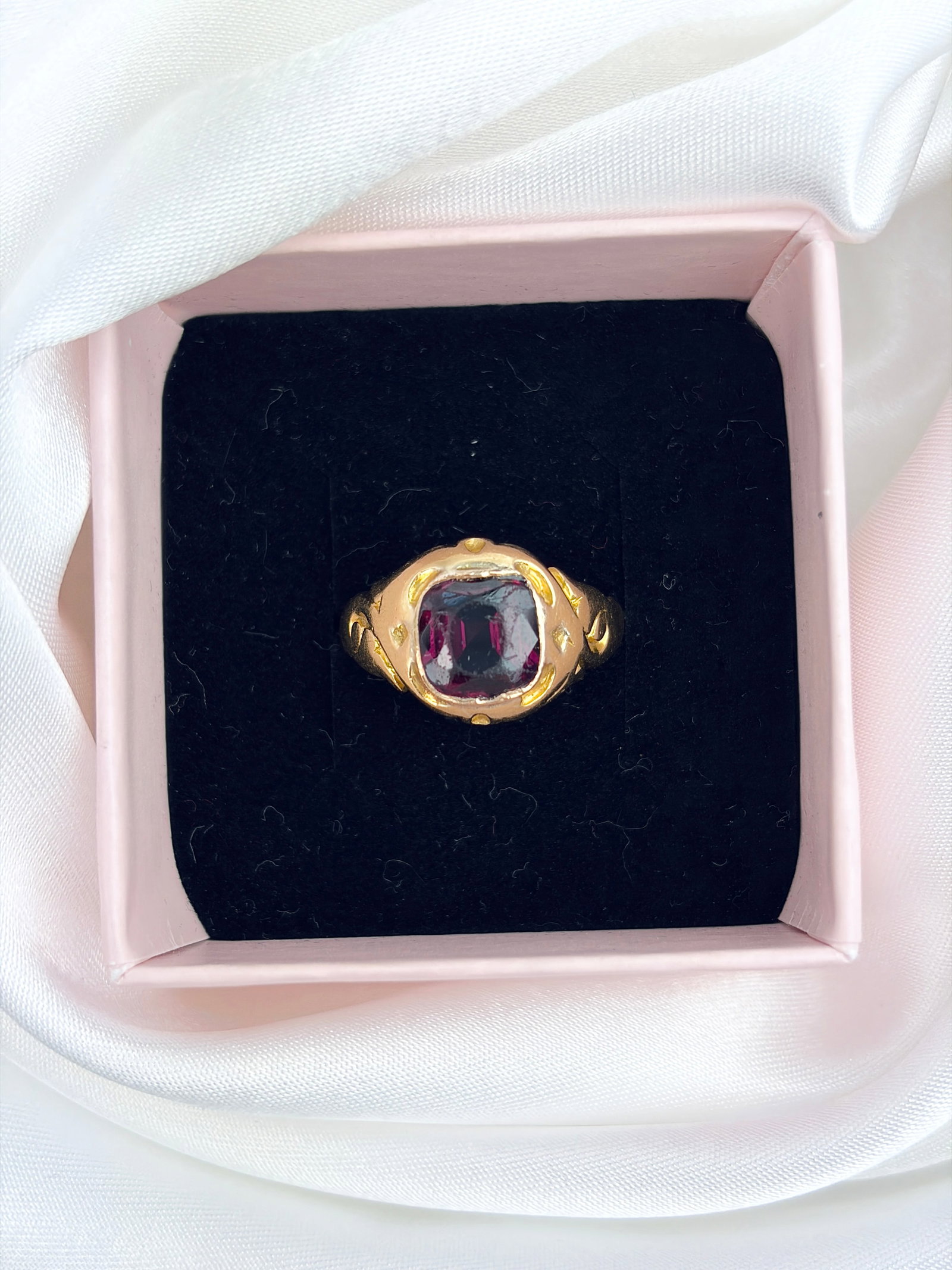 ANTIQUE 18CT YELLOW GOLD AMETHYST ENGRAVED RING - 9