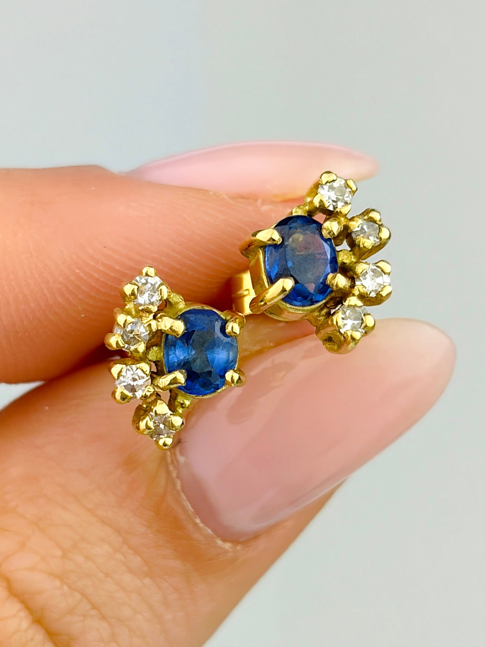 VINTAGE 18CT YELLOW GOLD SAPPHIRE AND DIAMOND STUD EARRINGS: VINTAGE 18CT YELLOW GOLD SAPPHIRE AND DIAMOND STUD EARRINGS Wonderful bright blue sapphires and diamond accents!