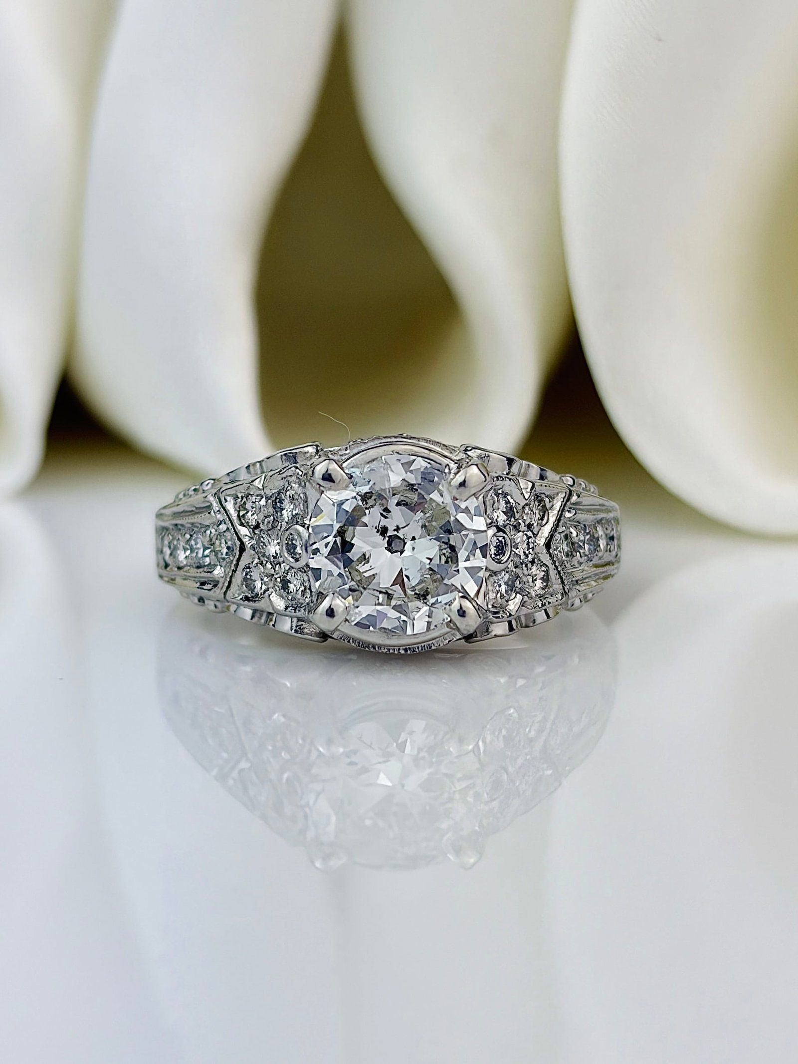 Outstanding ornate 1.50ct Diamond and Platinum Solitaire Ring with diamond shoulders: Outstanding ornate 1.50ct Diamond and Platinum Solitaire Ring with diamond shoulders The central diamond in this ring measures approx 1.5ct. The shoulders and the setting also hold smaller but very