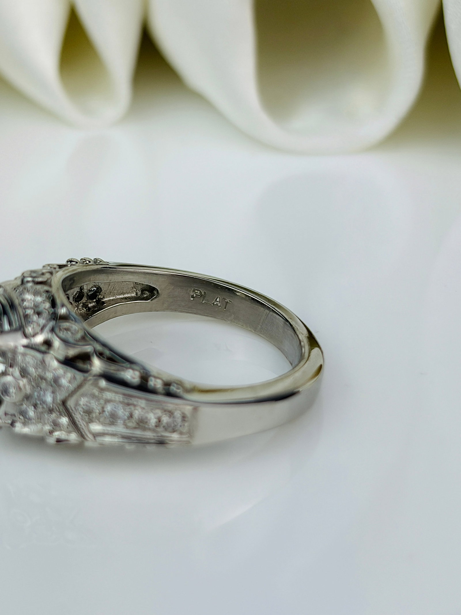 Outstanding ornate 1.50ct Diamond and Platinum Solitaire Ring with diamond shoulders - 4