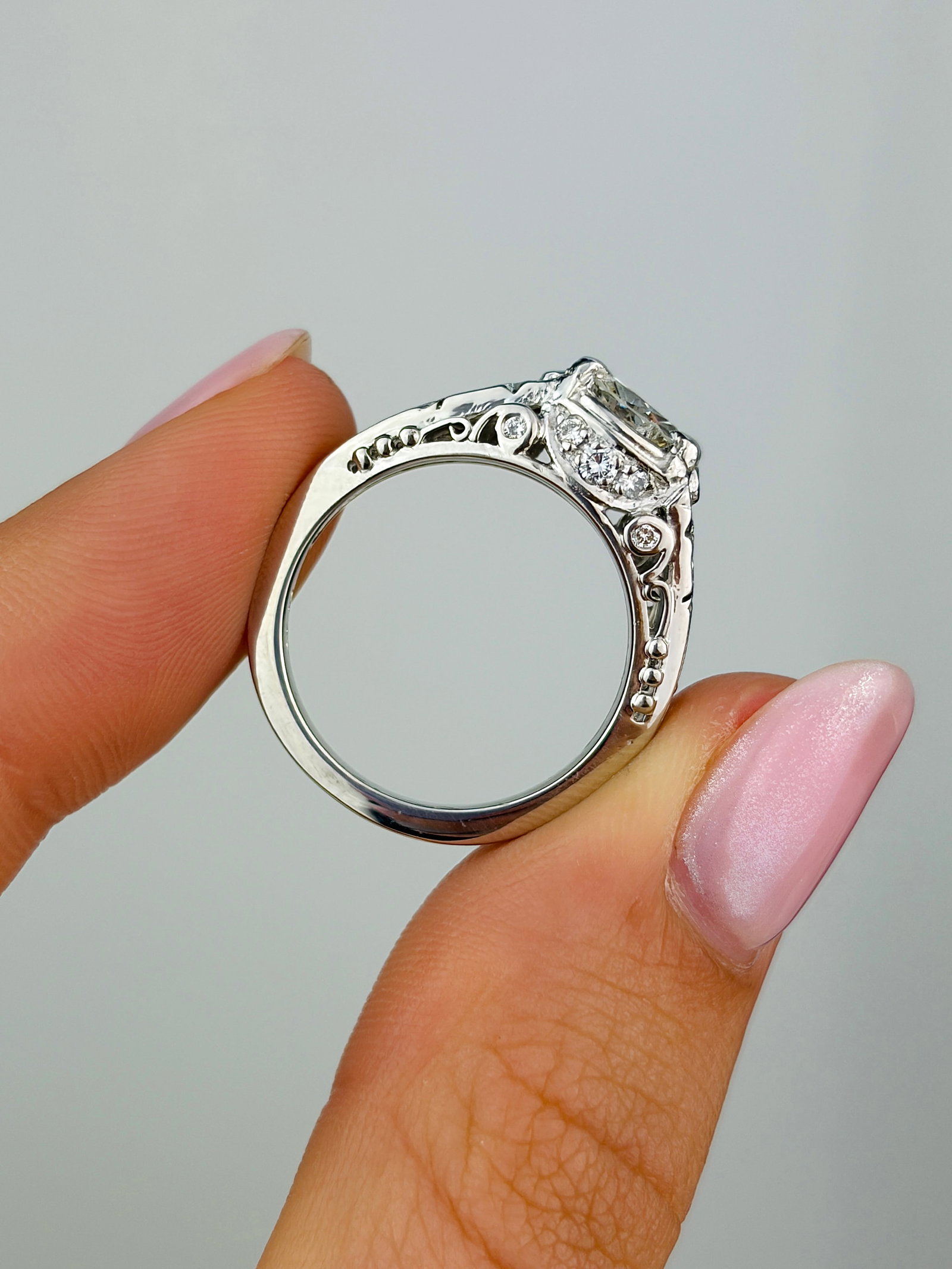 Outstanding ornate 1.50ct Diamond and Platinum Solitaire Ring with diamond shoulders - 6