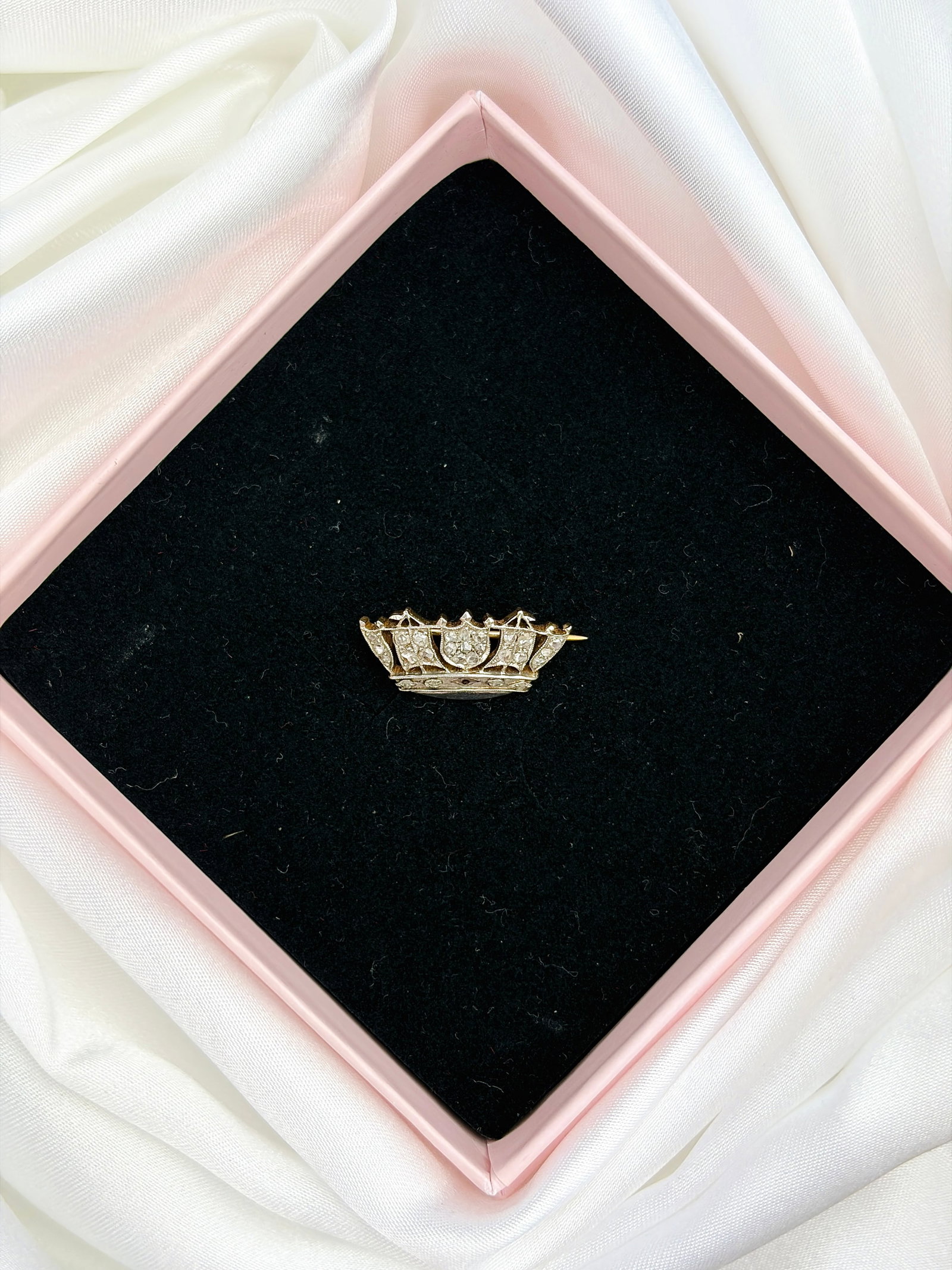 ANTIQUE 18CT GOLD DIAMOND CROWN BROOCH - 5