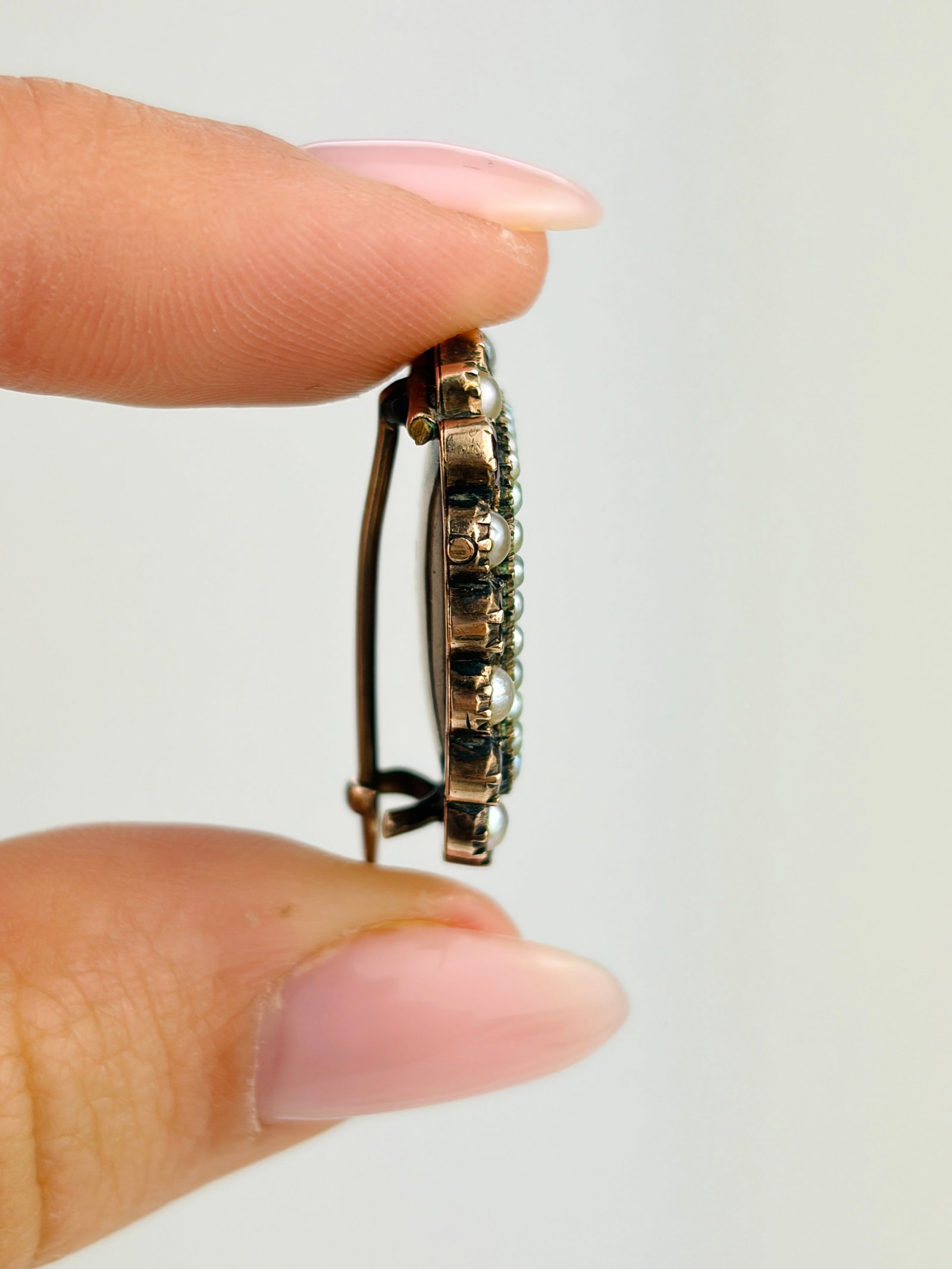 ANTIQUE GOLD AMETHYST AND PEARL LOCKET FRONT MOURNING BROOCH - 2