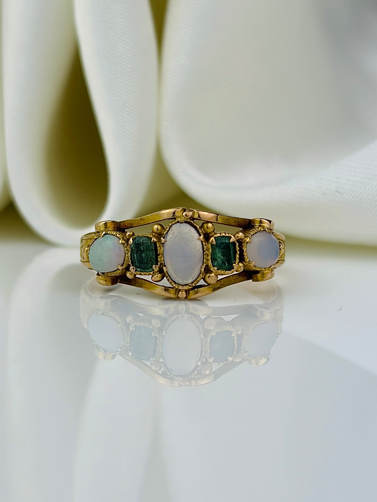 antique opal and emerald gold ring: antique opal and emerald gold ring Lovely ring! Weight: 1.61g Size: UK I1/2, US 5, Width 6mm, height off finger 2mm Materials: Gold Hallmarks: None present Condition: Very good
