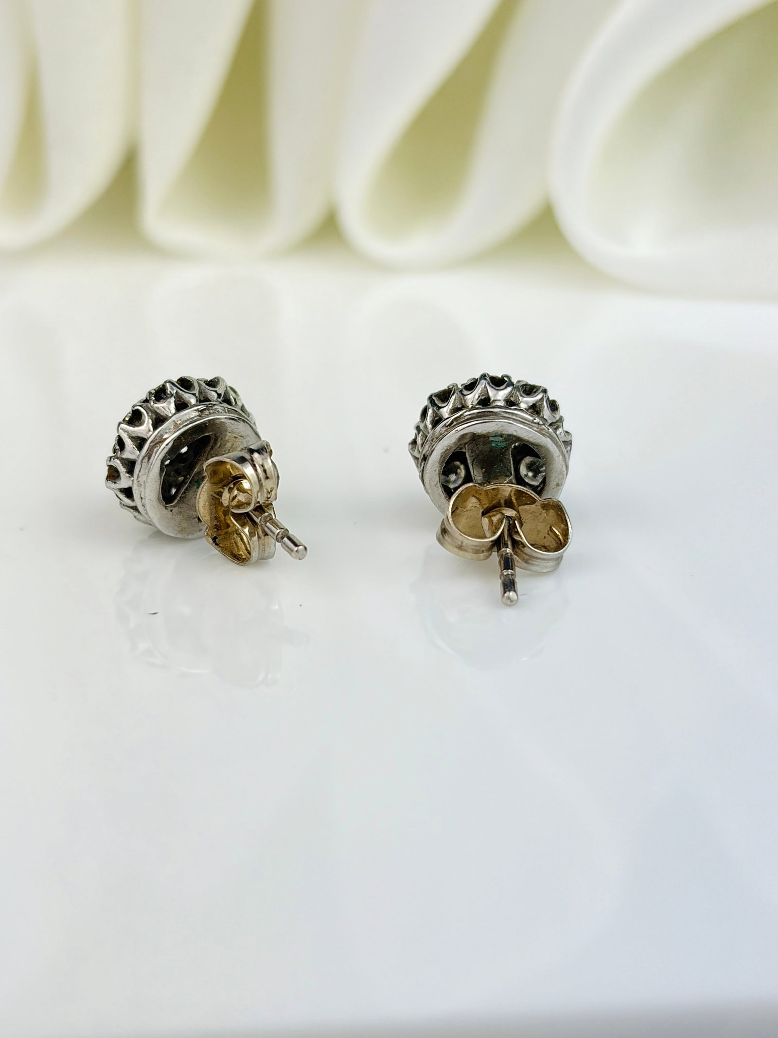 VINTAGE 18CT WHITE GOLD DIAMOND CLUSTER STUD EARRINGS - 3