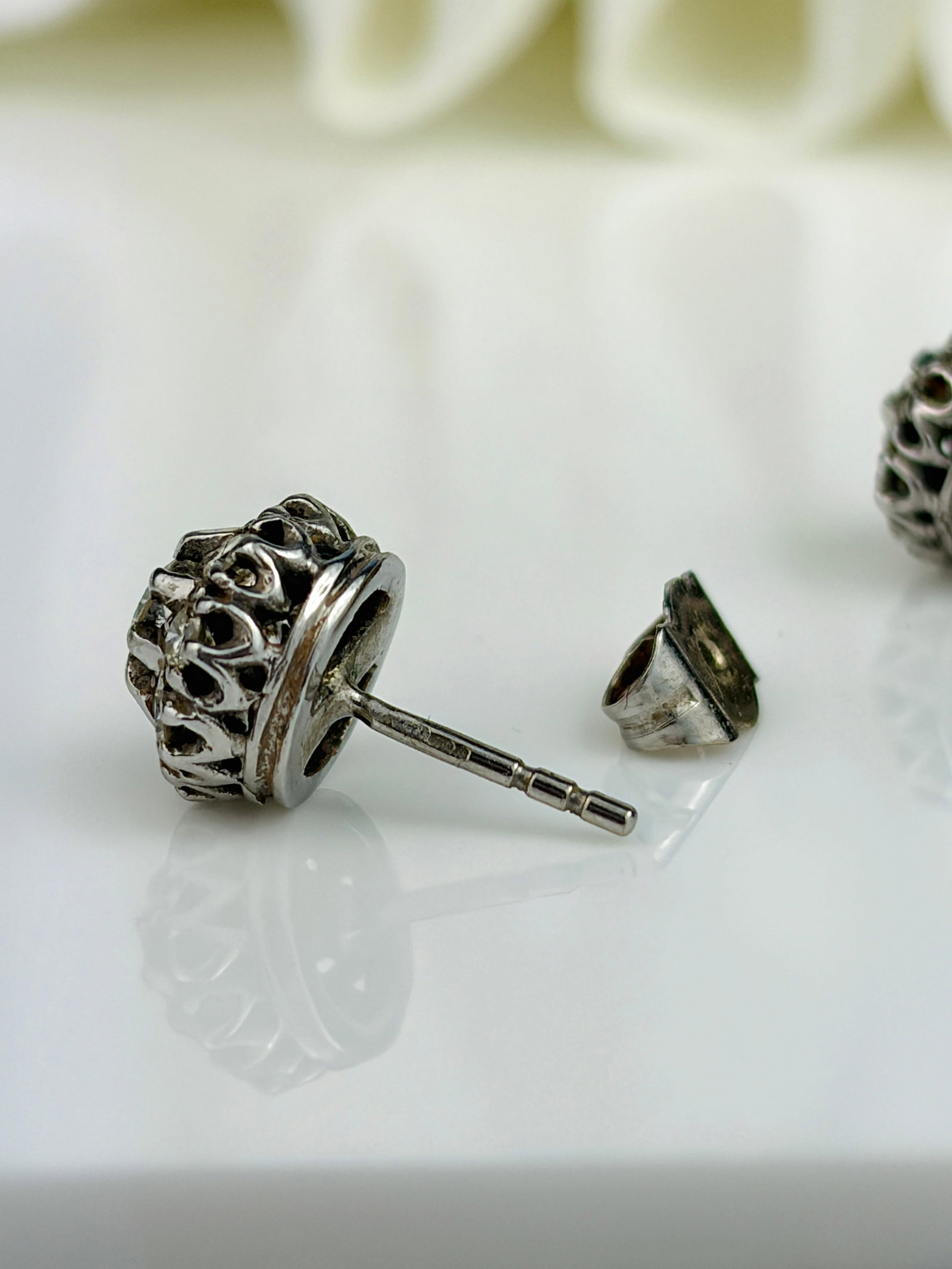 VINTAGE 18CT WHITE GOLD DIAMOND CLUSTER STUD EARRINGS - 4