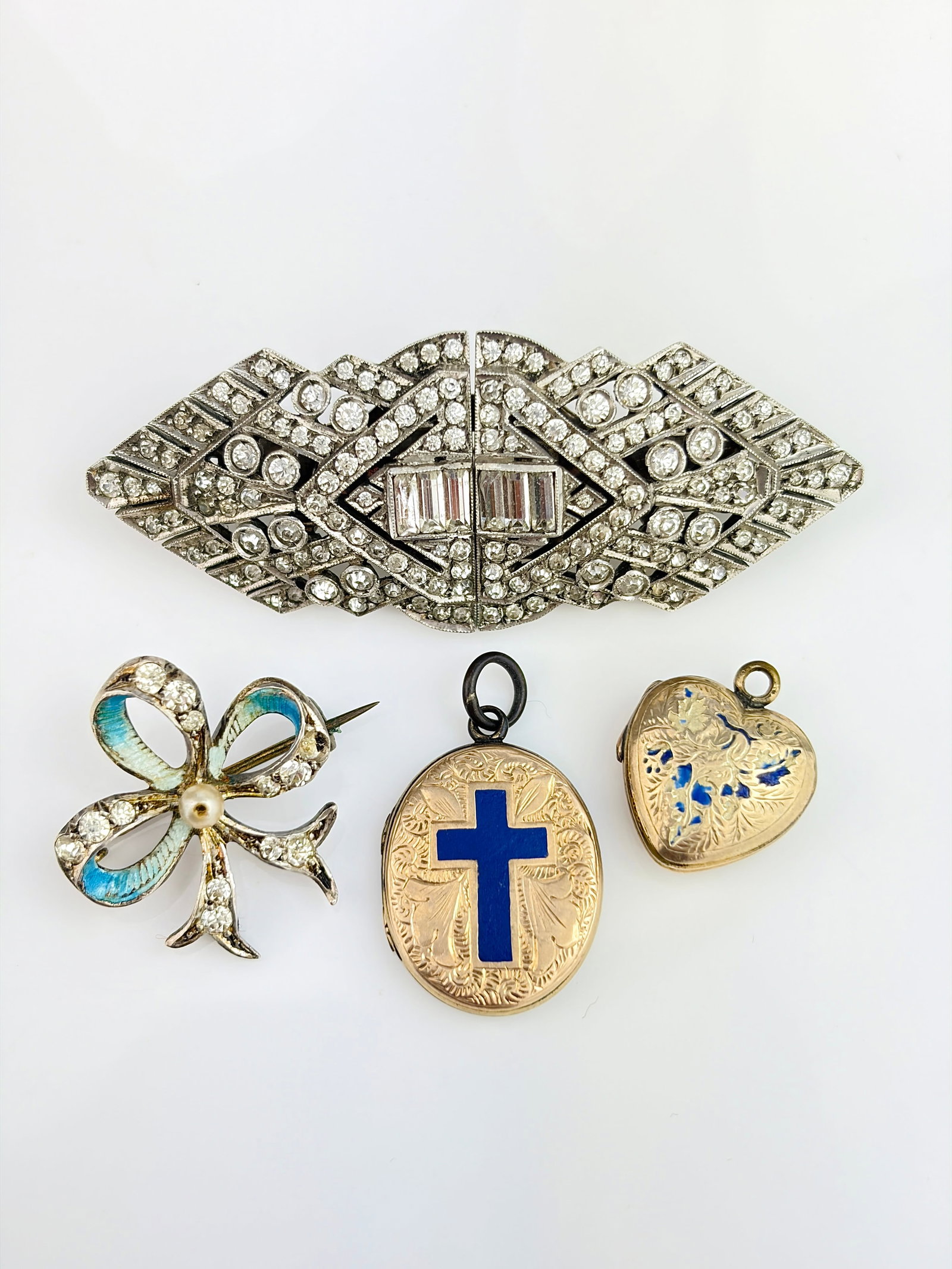 MIXED LOT - DOUBLE CLIP BROOCH, LOCKET, BROOCH: MIXED LOT - DOUBLE CLIP BROOCH, LOCKET, BROOCH Combined weight 30.7g