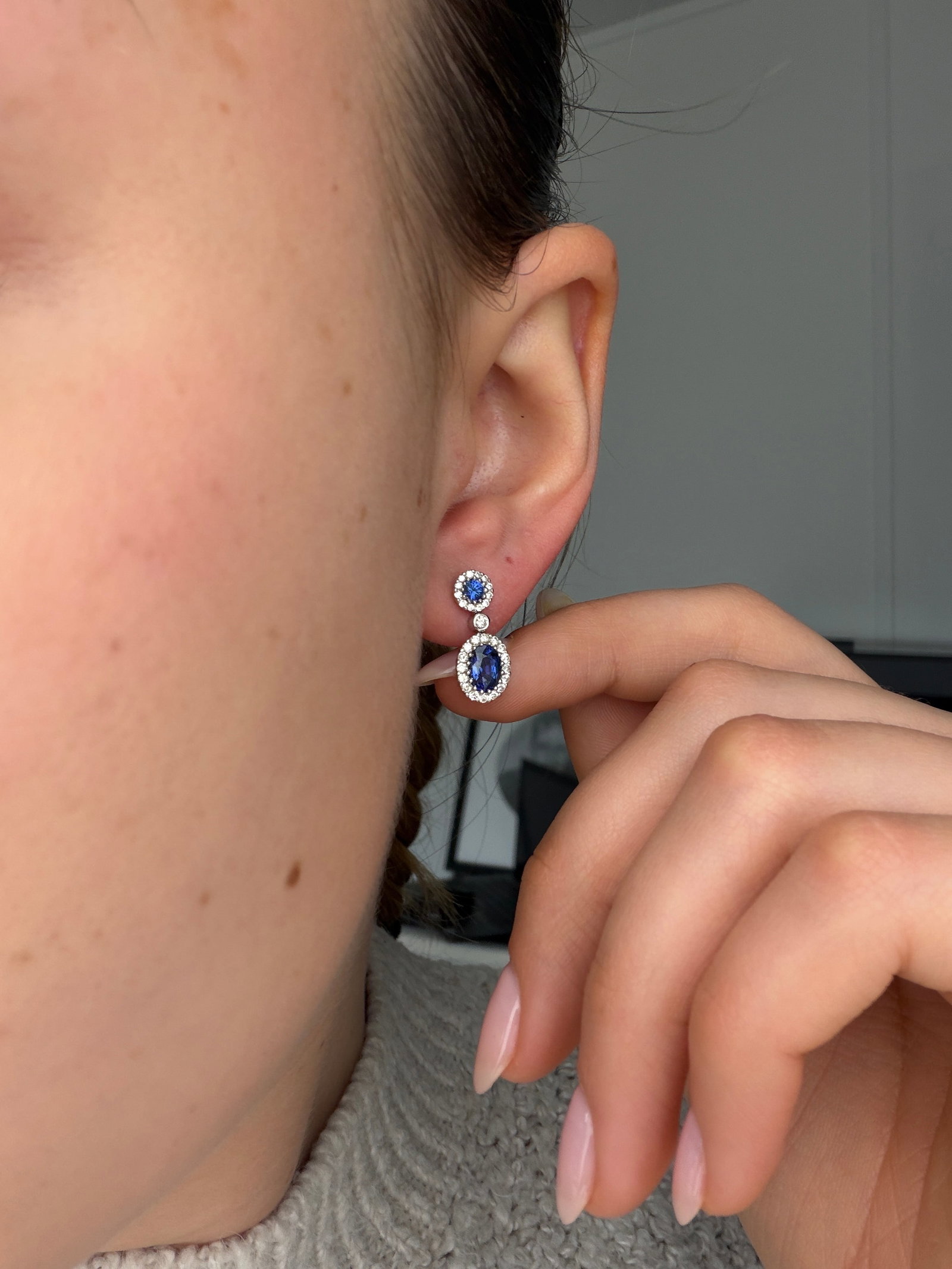 VINTAGE 18CT WHITE GOLD SAPPHIRE AND DIAMOND DROP EARRINGS - 5