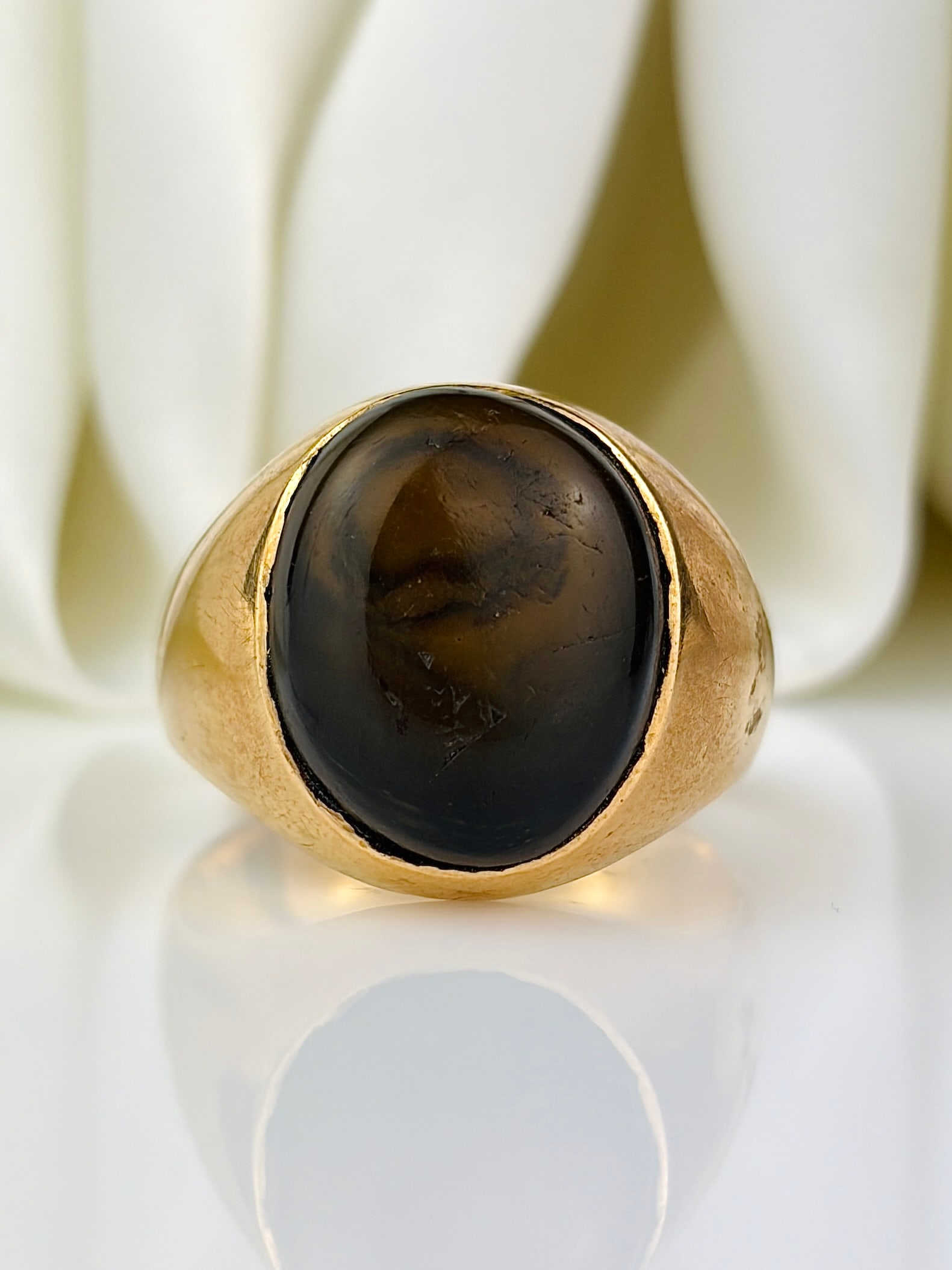 heavy 18ct yellow gold signet ring: Heavy 18ct yellow gold signet ring Weight: 9.44g Size: UK P1/2, US 8.25, Width 15mm, Height off finger 5mm Materials: 18ct gold Hallmarks: None present Condition: The overall condition