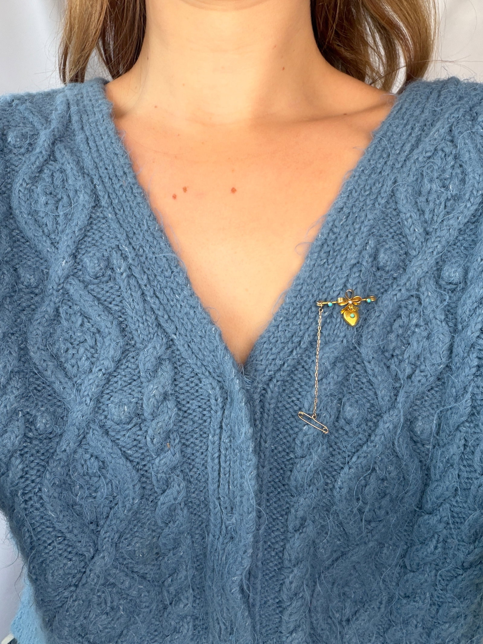 Sweet Antique 9ct Gold Hanging Heart Bow Brooch Set with Turquoise in Original Fitted Box - 10