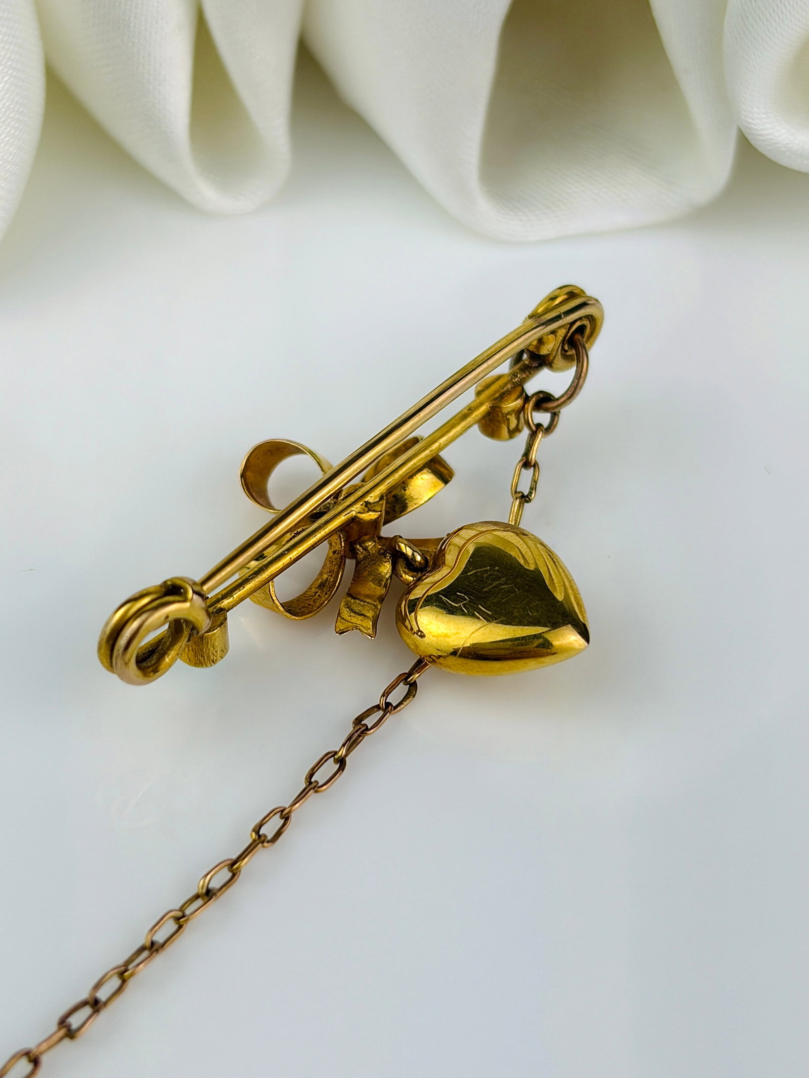 Sweet Antique 9ct Gold Hanging Heart Bow Brooch Set with Turquoise in Original Fitted Box - 7