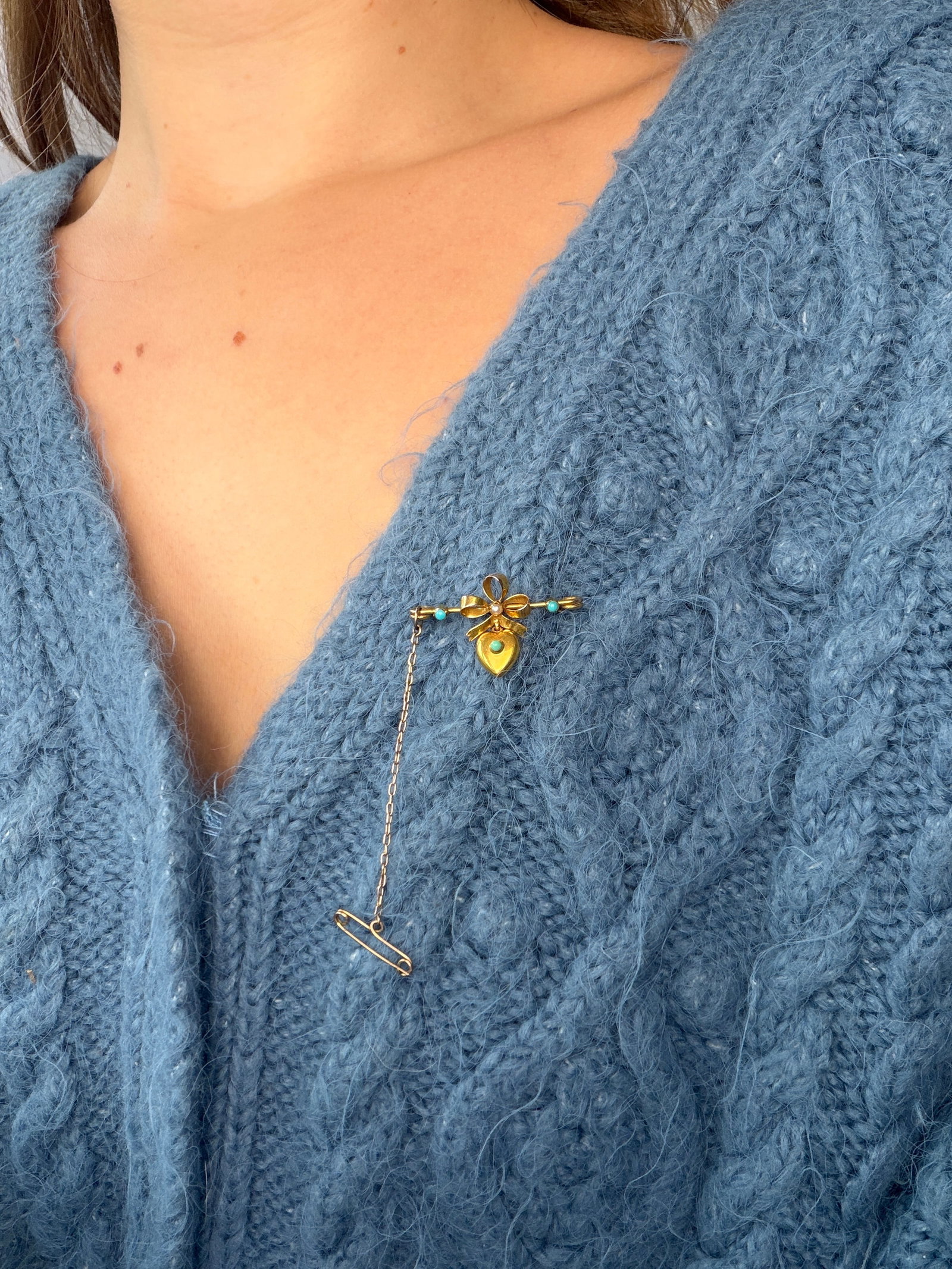 Sweet Antique 9ct Gold Hanging Heart Bow Brooch Set with Turquoise in Original Fitted Box - 9