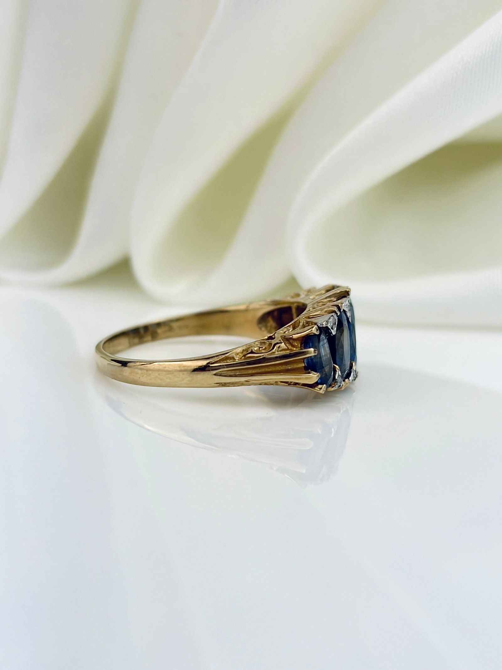 ANTIQUE 9CT YELLOW GOLD SAPPHIRE AND DIAMOND 5 STONE RING - 2