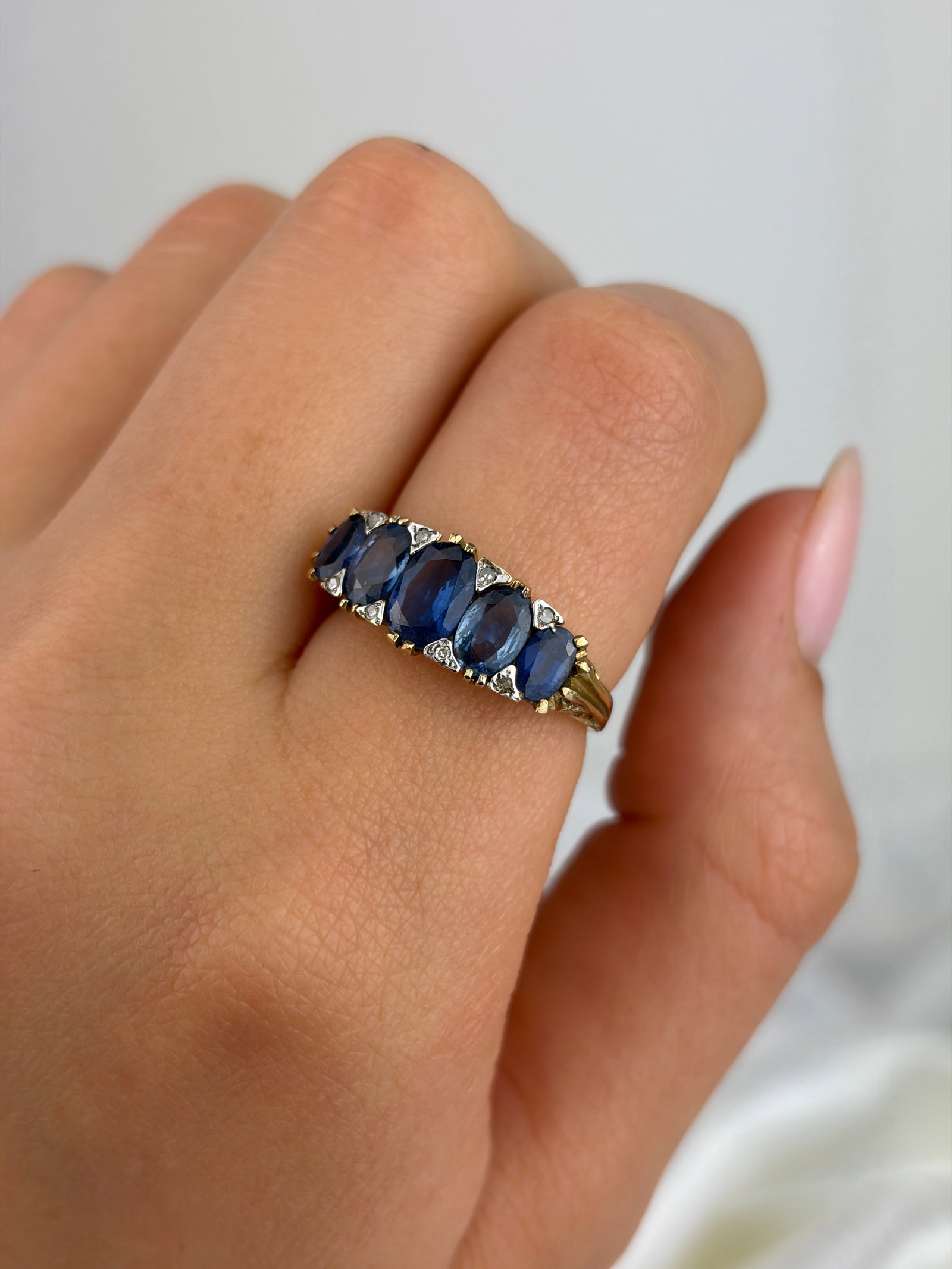 ANTIQUE 9CT YELLOW GOLD SAPPHIRE AND DIAMOND 5 STONE RING - 8