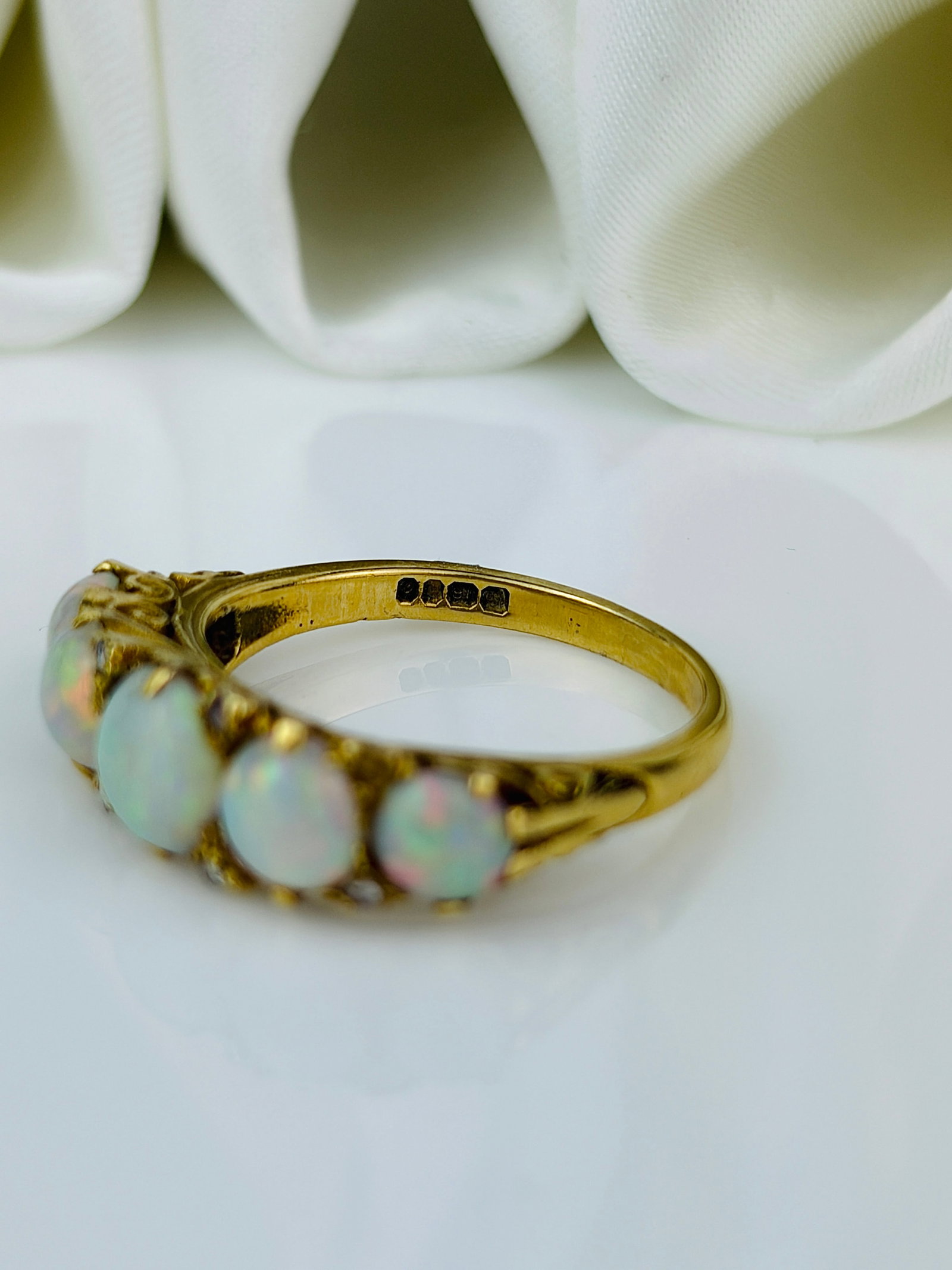 Vintage Opal and 18 Carat Gold Five-Stone Ring - 4