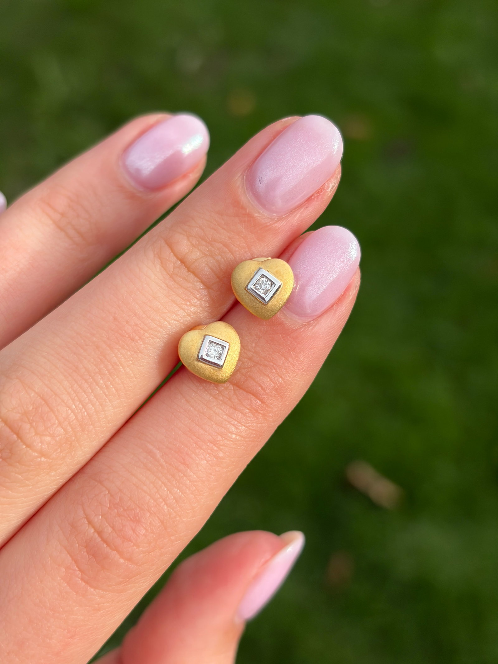 Vintage Diamond and 18 Carat Gold HEART DESIGN Stud Earrings - 10