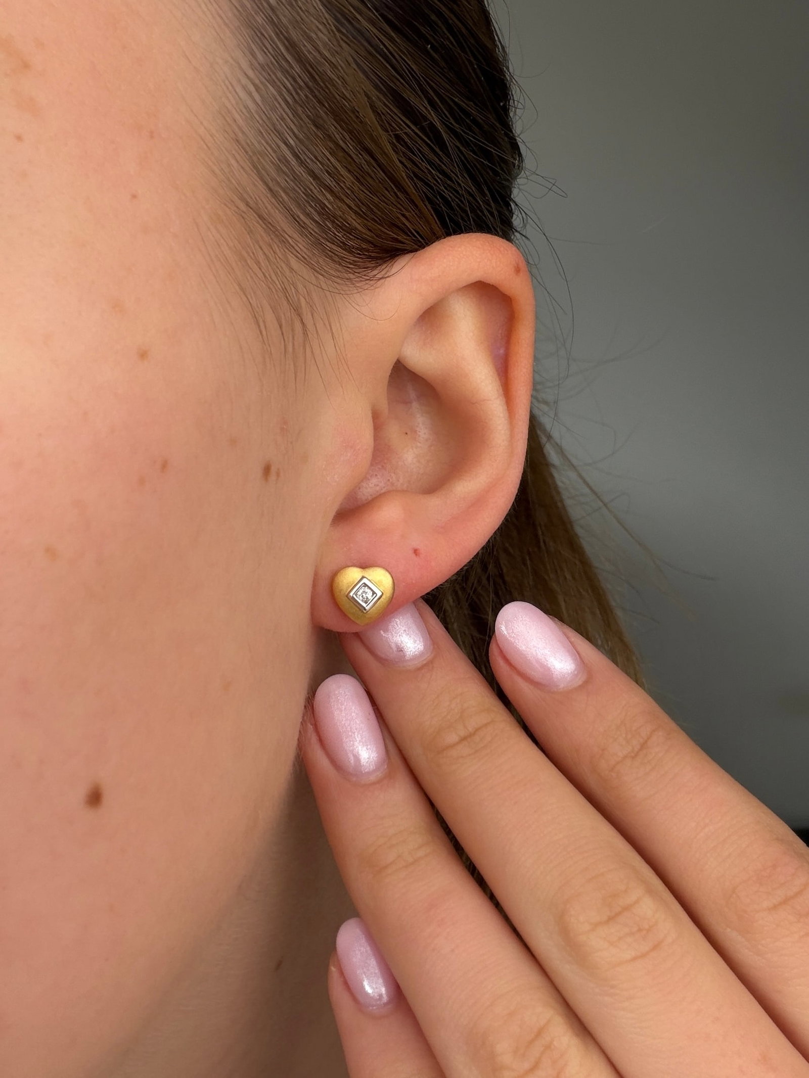 Vintage Diamond and 18 Carat Gold HEART DESIGN Stud Earrings - 9