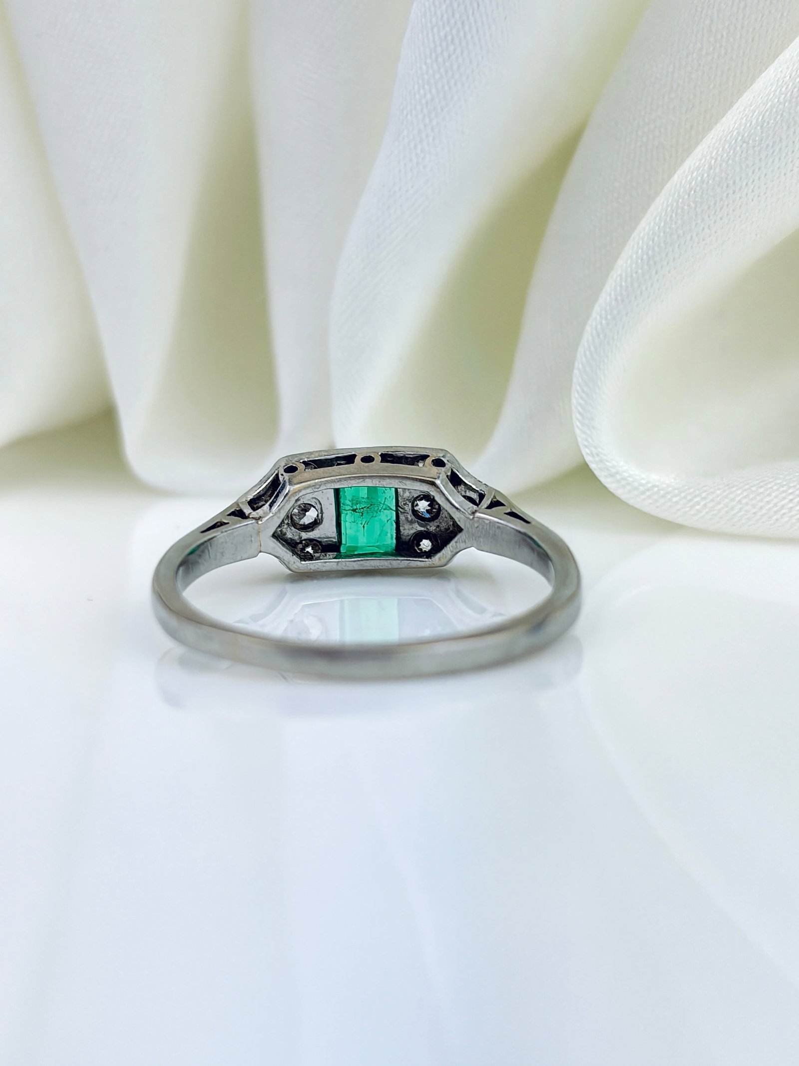 ANTIQUE ART DECO PLATINUM EMERALD AND DIAMOND RING - 3