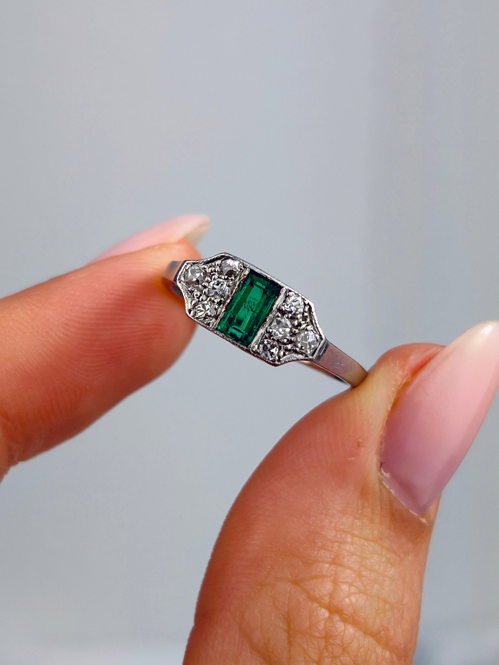 ANTIQUE ART DECO PLATINUM EMERALD AND DIAMOND RING - 5