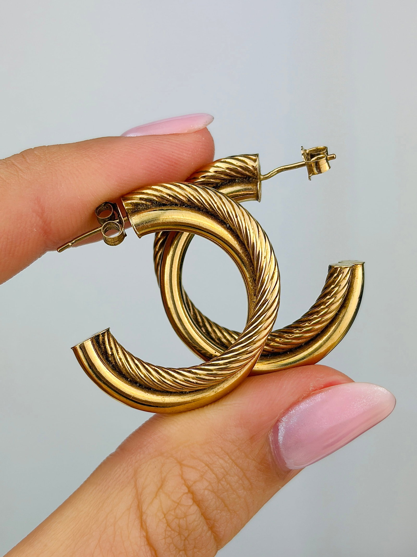 Vintage 9ct Yellow Gold Double Hoop Earrings: Vintage 9ct yellow gold double hoop earrings Weight: 2.8g Size: 27x25mm, width 5.5mm Materials: 9ct yellow gold Hallmarks: None present Condition: The overall condition is