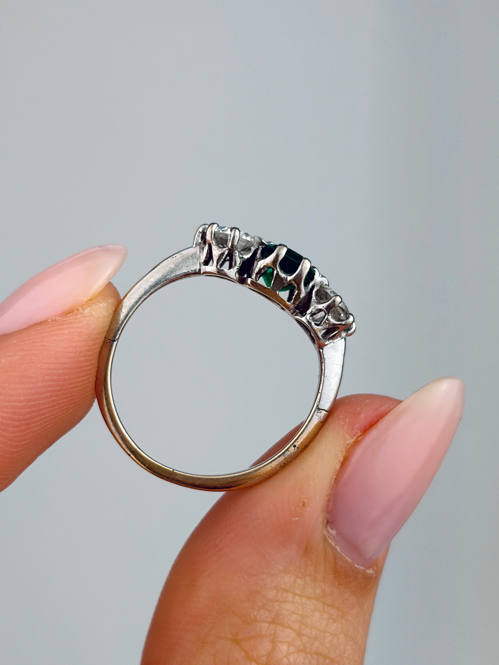 ANTIQUE 18CT WHITE GOLD EMERALD AND DIAMOND 3 STONE RING - 6