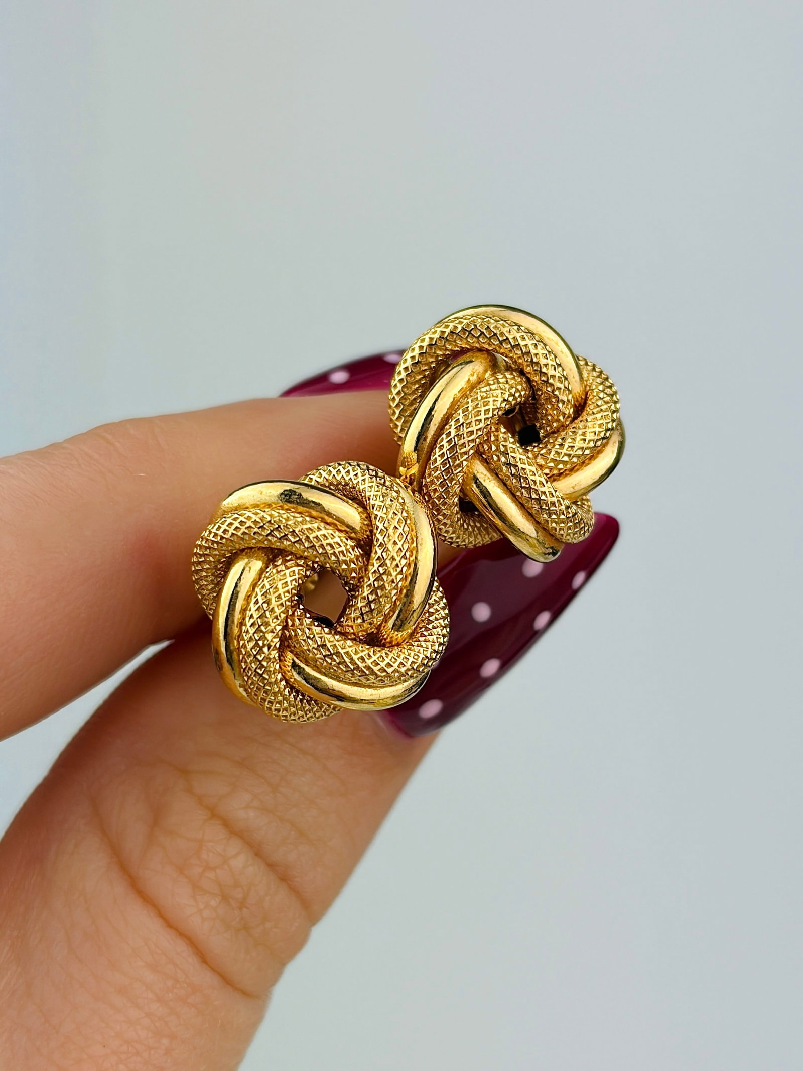 vintage 18ct yellow gold high quality textured knot earrings large size: vintage 18ct yellow gold high quality textured knot earrings large size Made in solid gold of excellent quality! Weight: 3.86g Size: 14x14mm, depth 8mm Materials: 18ct