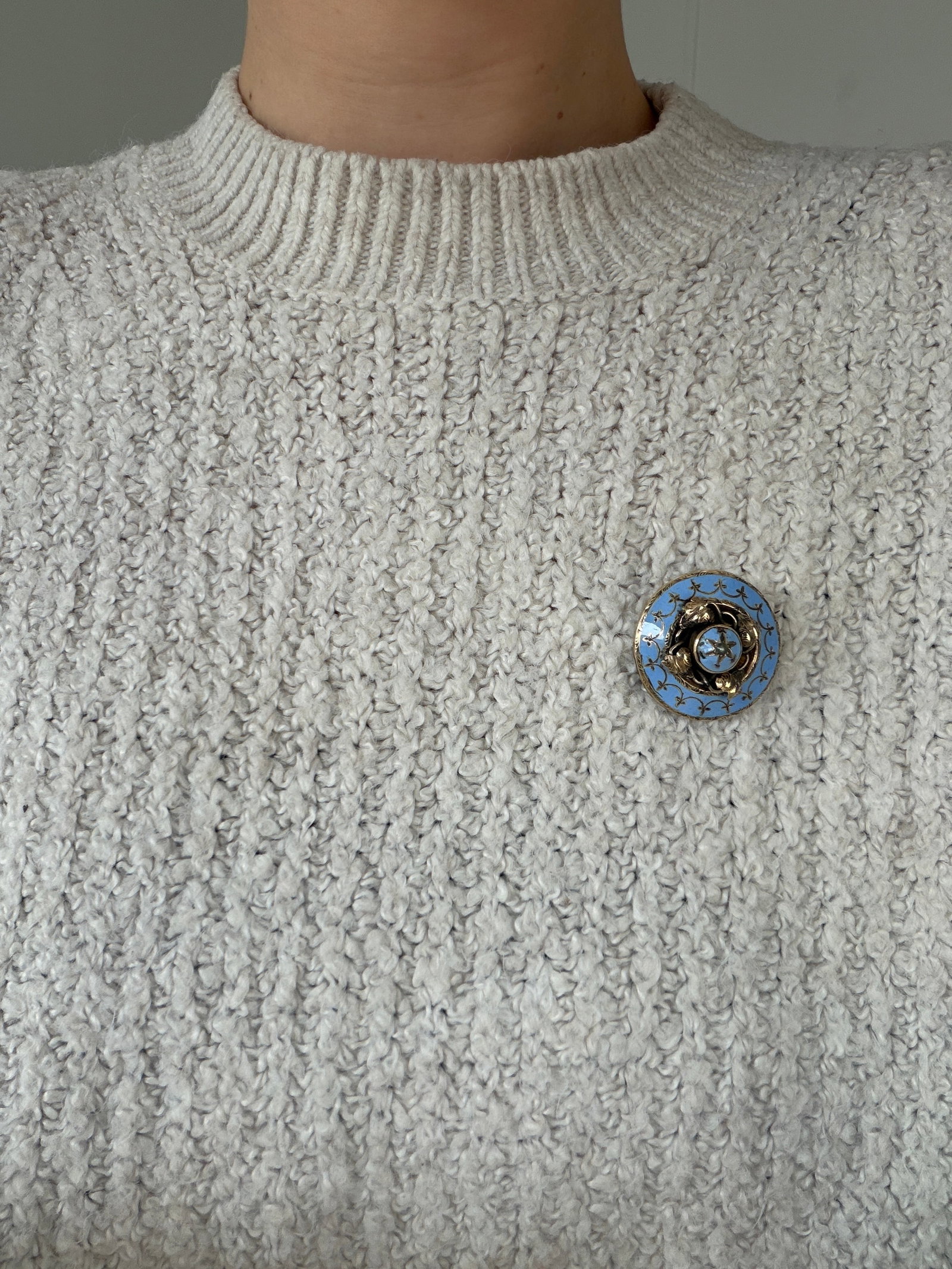 ANTIQUE VICTORIAN GOLD BLUE ENAMEL AND PEARL LEAF DETAIL LOCKET BACK BROOCH - 4