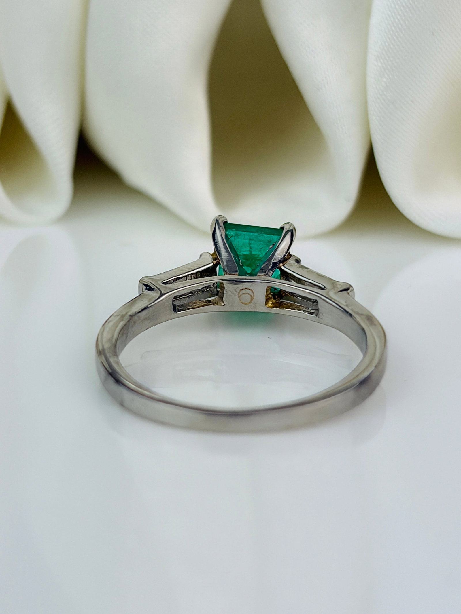 Outstanding Emerald and Diamond Ring Set in Platinum - 3