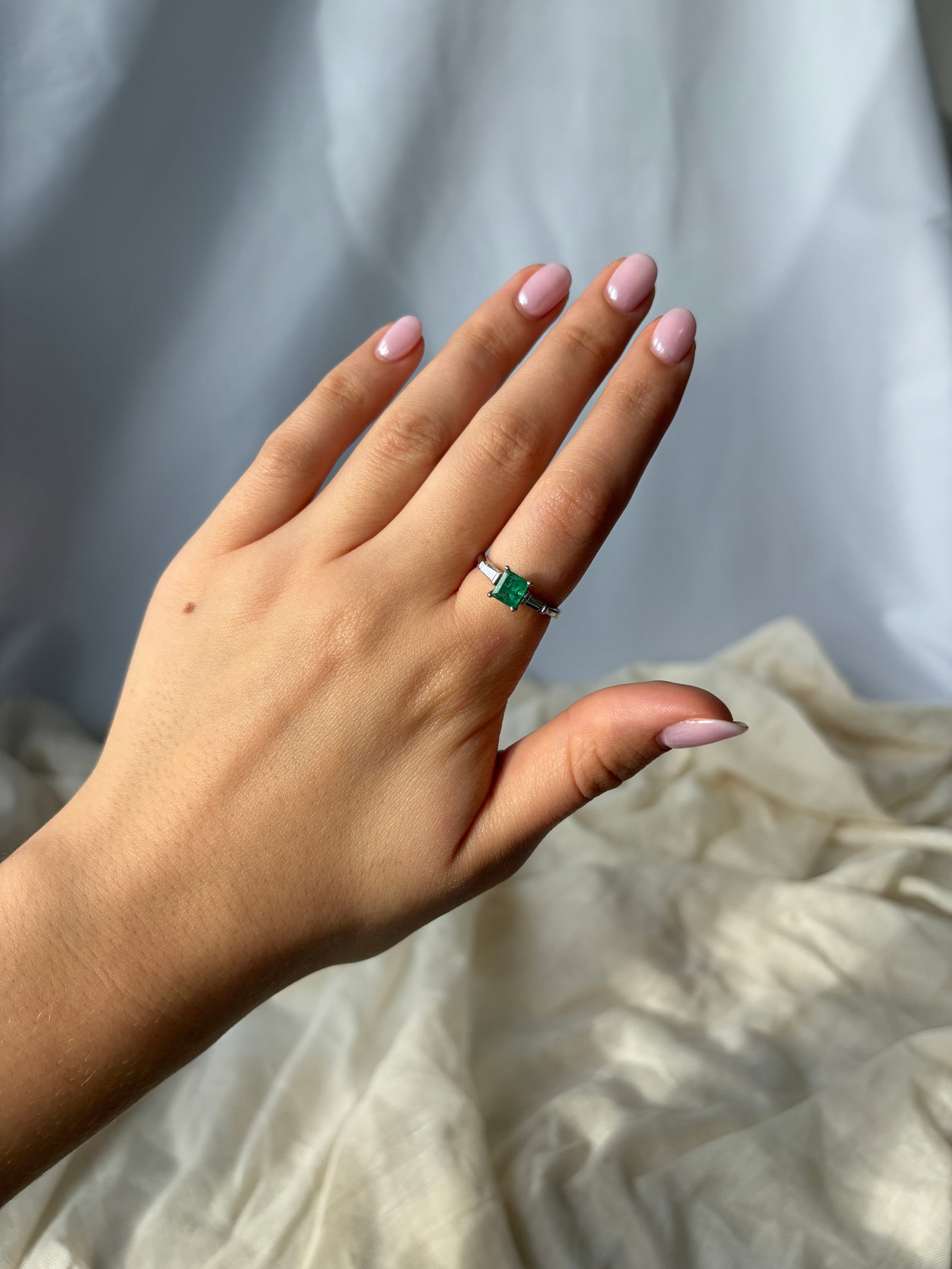 Outstanding Emerald and Diamond Ring Set in Platinum - 9