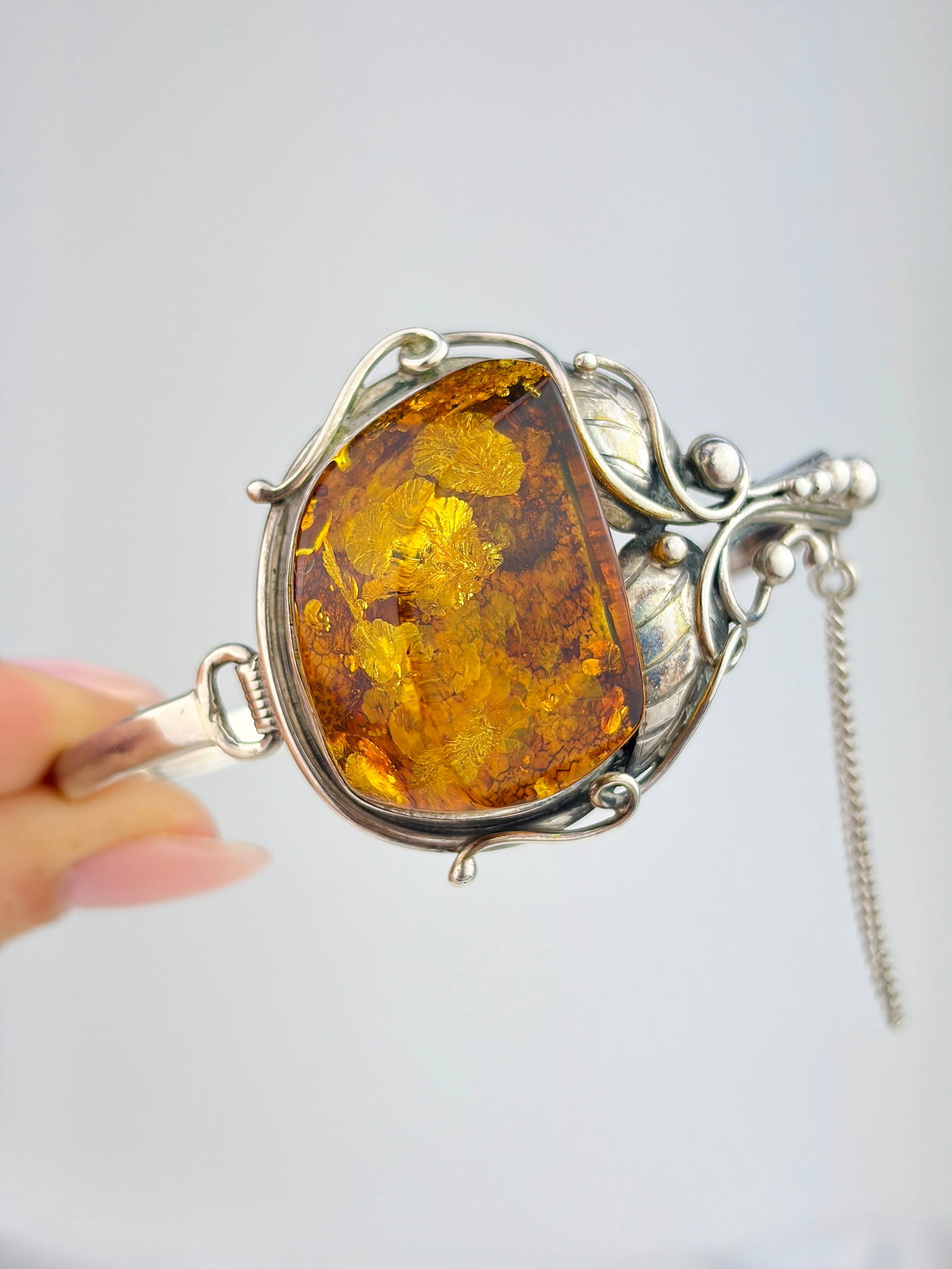 LARGE AMBER STONE LEAF DETAIL SILVER BANGLE: LARGE AMBER STONE LEAF DETAIL SILVER BANGLE Such an interesting piece!