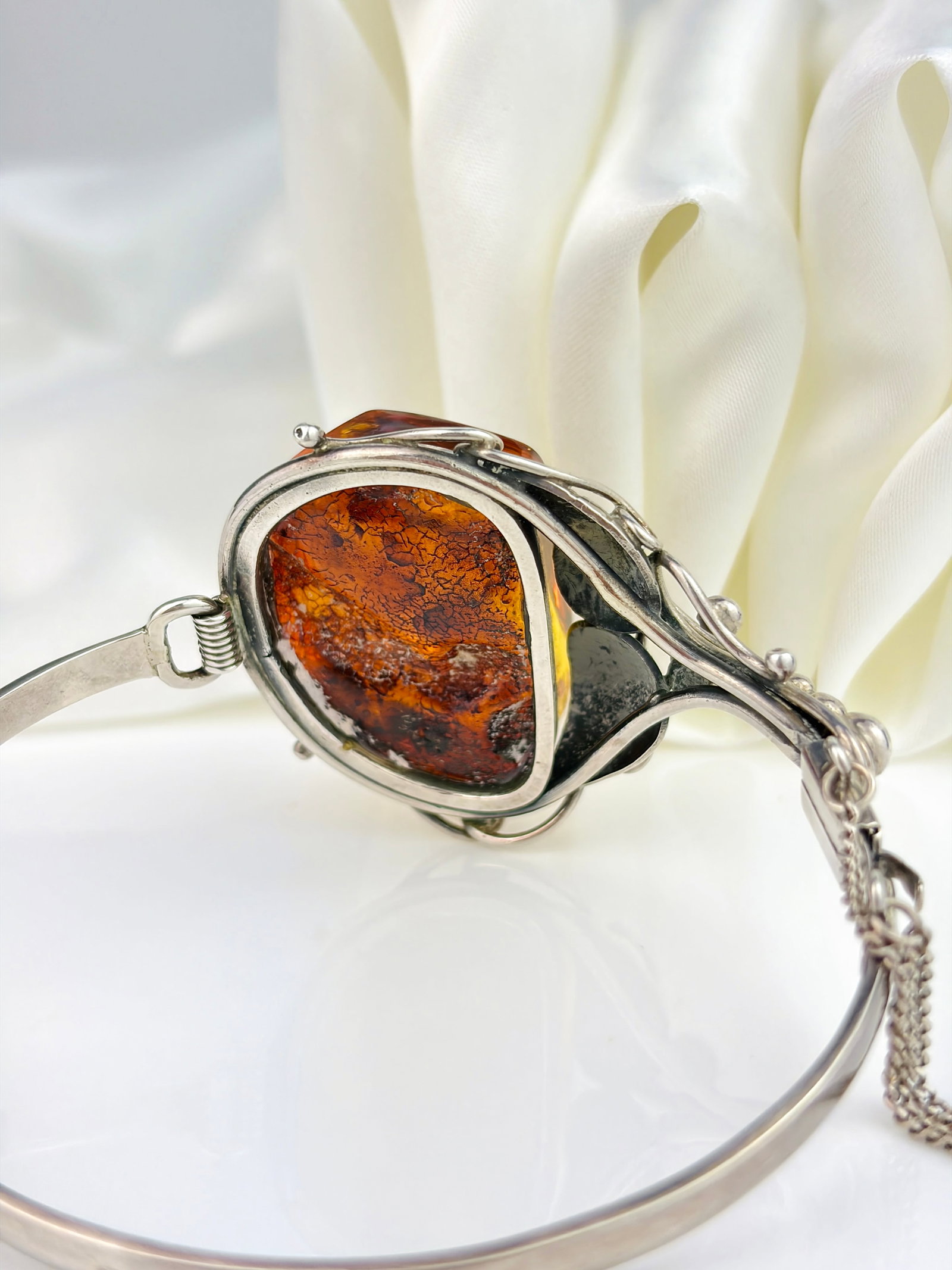 LARGE AMBER STONE LEAF DETAIL SILVER BANGLE - 3