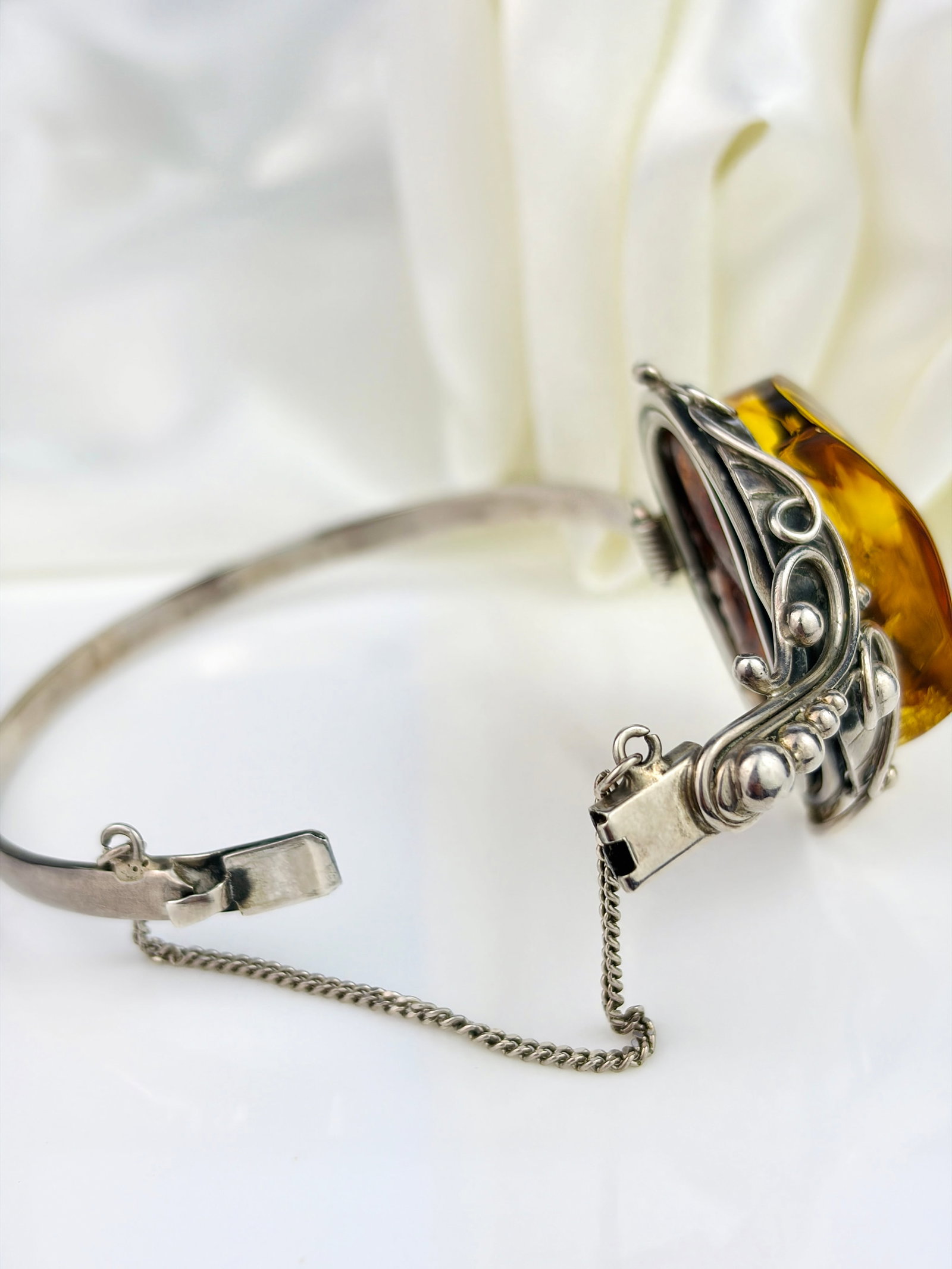 LARGE AMBER STONE LEAF DETAIL SILVER BANGLE - 4