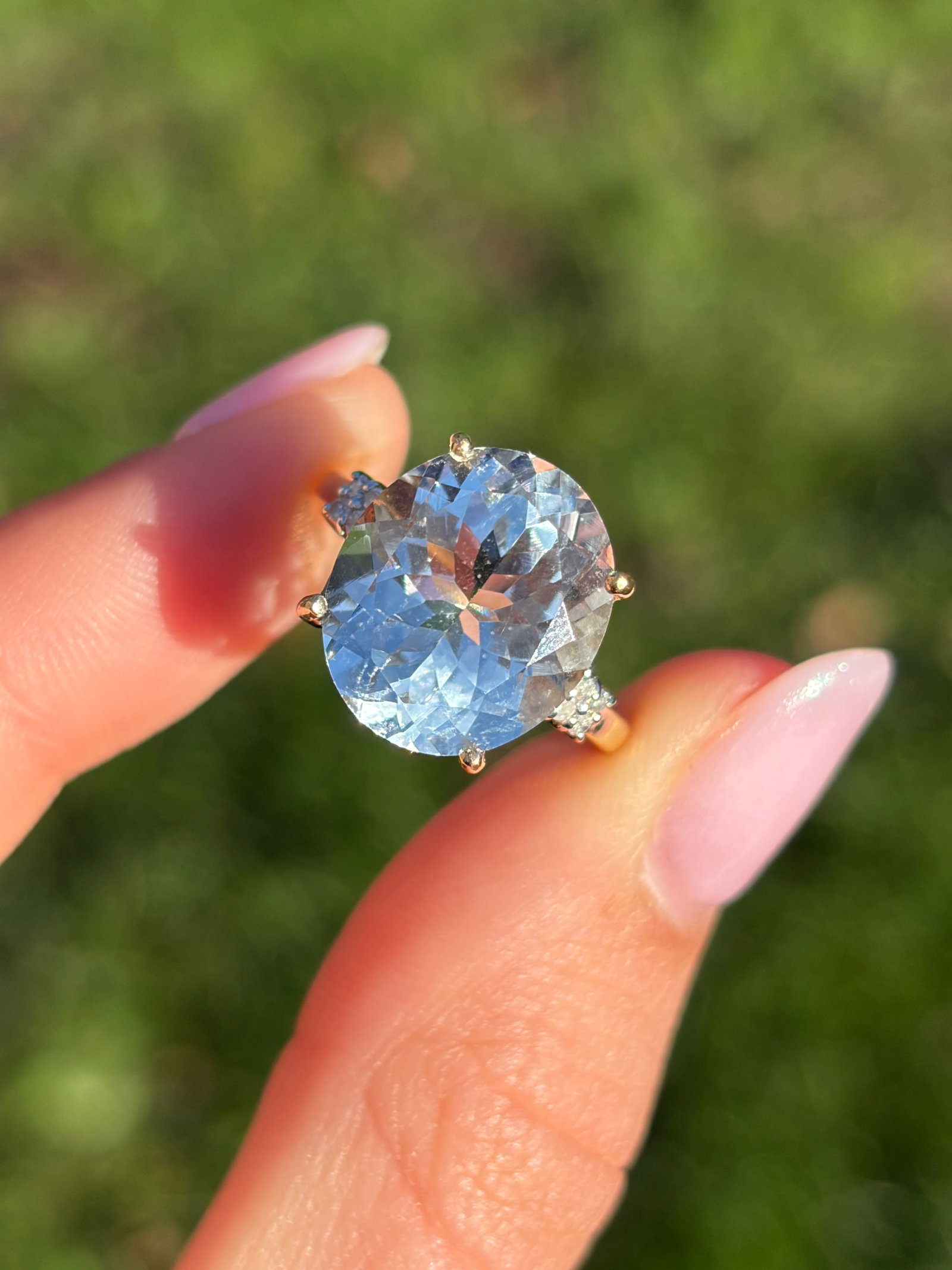 Pretty 9ct Yellow Gold Aquamarine and Diamond Ring - 10