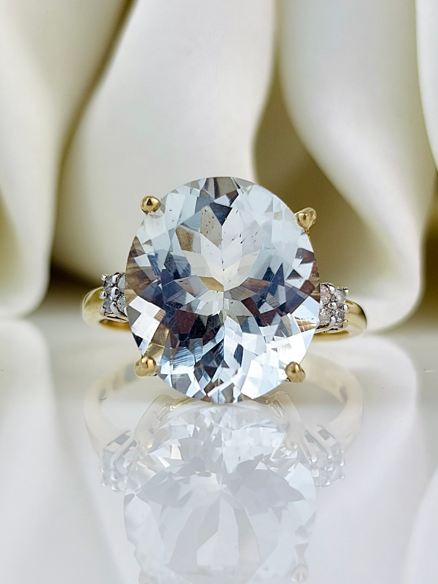 Pretty 9ct Yellow Gold Aquamarine and Diamond Ring: Pretty 9ct yellow gold aquamarine and diamond ring