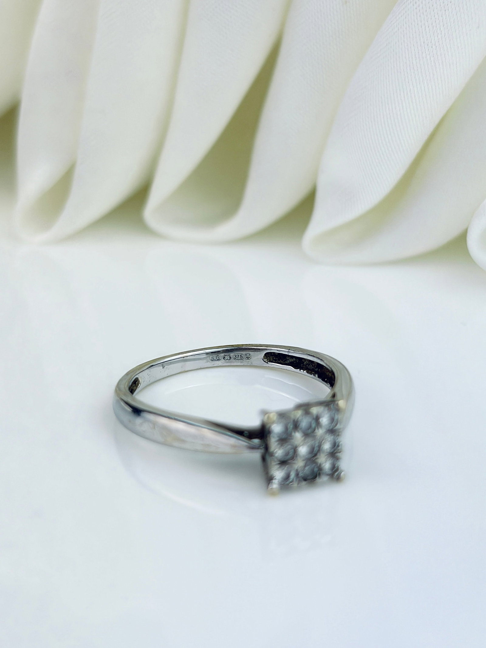 VINTAGE 9CT WHITE GOLD DIAMOND SQUARE RING - 4