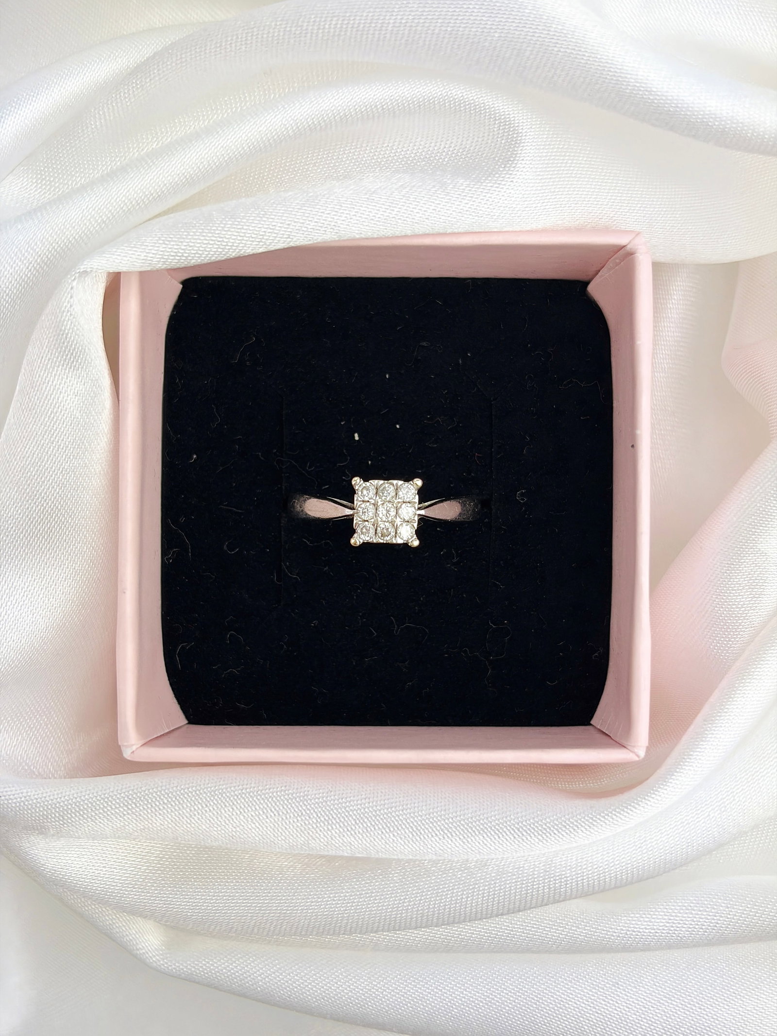 VINTAGE 9CT WHITE GOLD DIAMOND SQUARE RING - 9