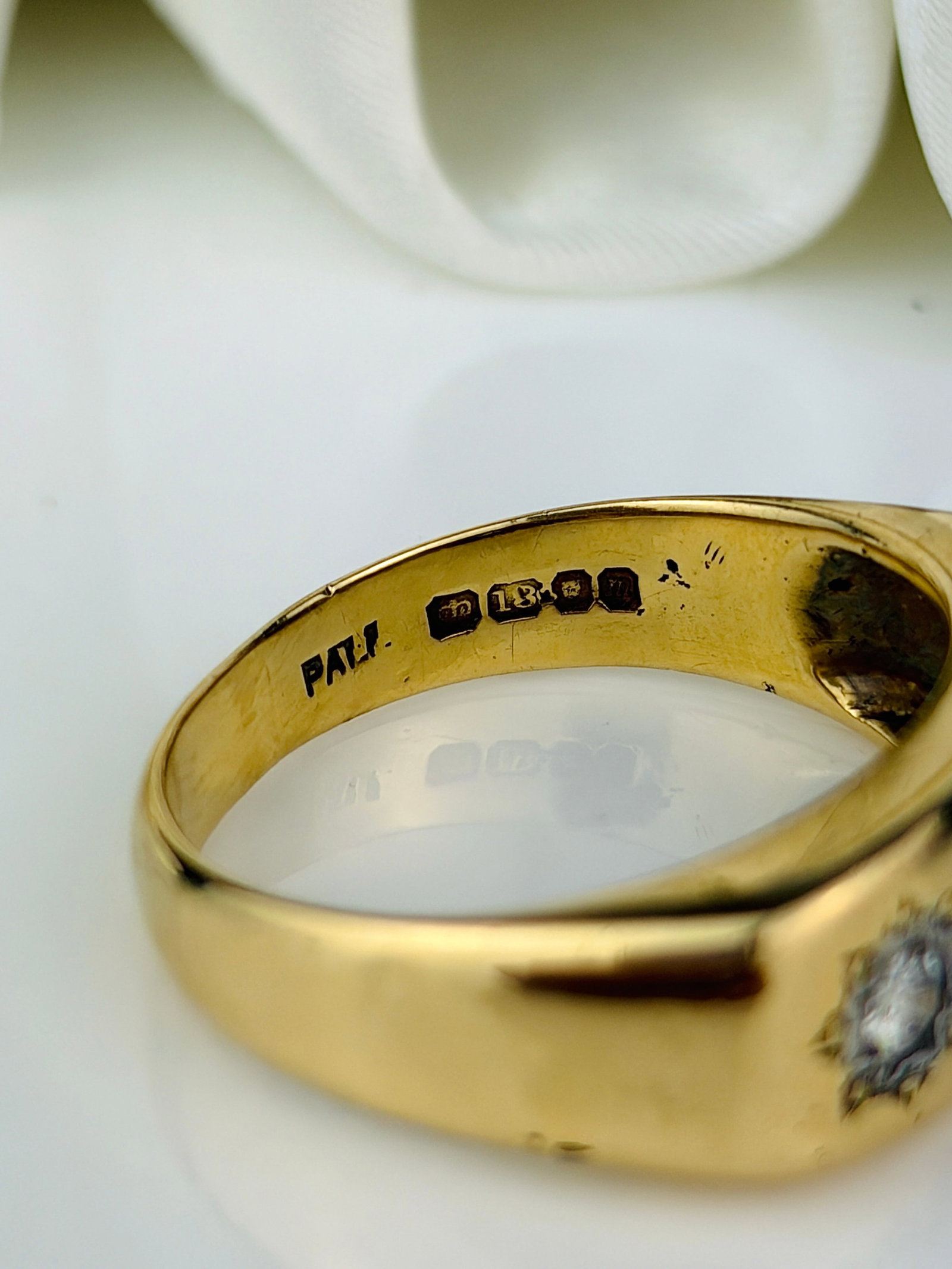 Chunky Vintage c.1968 Diamond and 18 Carat Gold Three Stone Star Setting Ring - 4