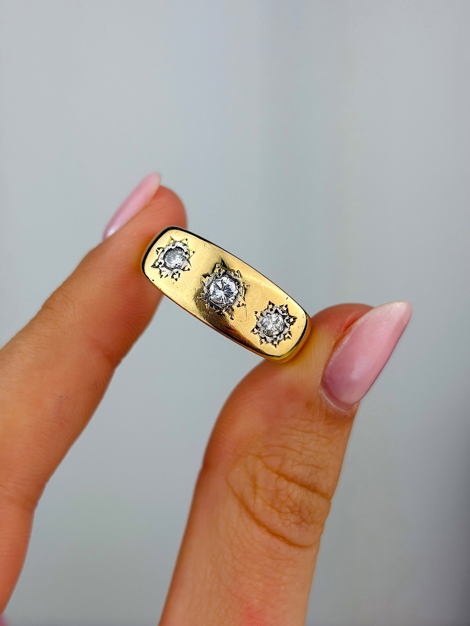 Chunky Vintage c.1968 Diamond and 18 Carat Gold Three Stone Star Setting Ring - 5