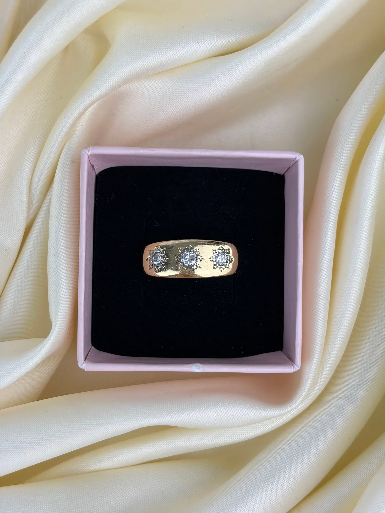 Chunky Vintage c.1968 Diamond and 18 Carat Gold Three Stone Star Setting Ring - 7