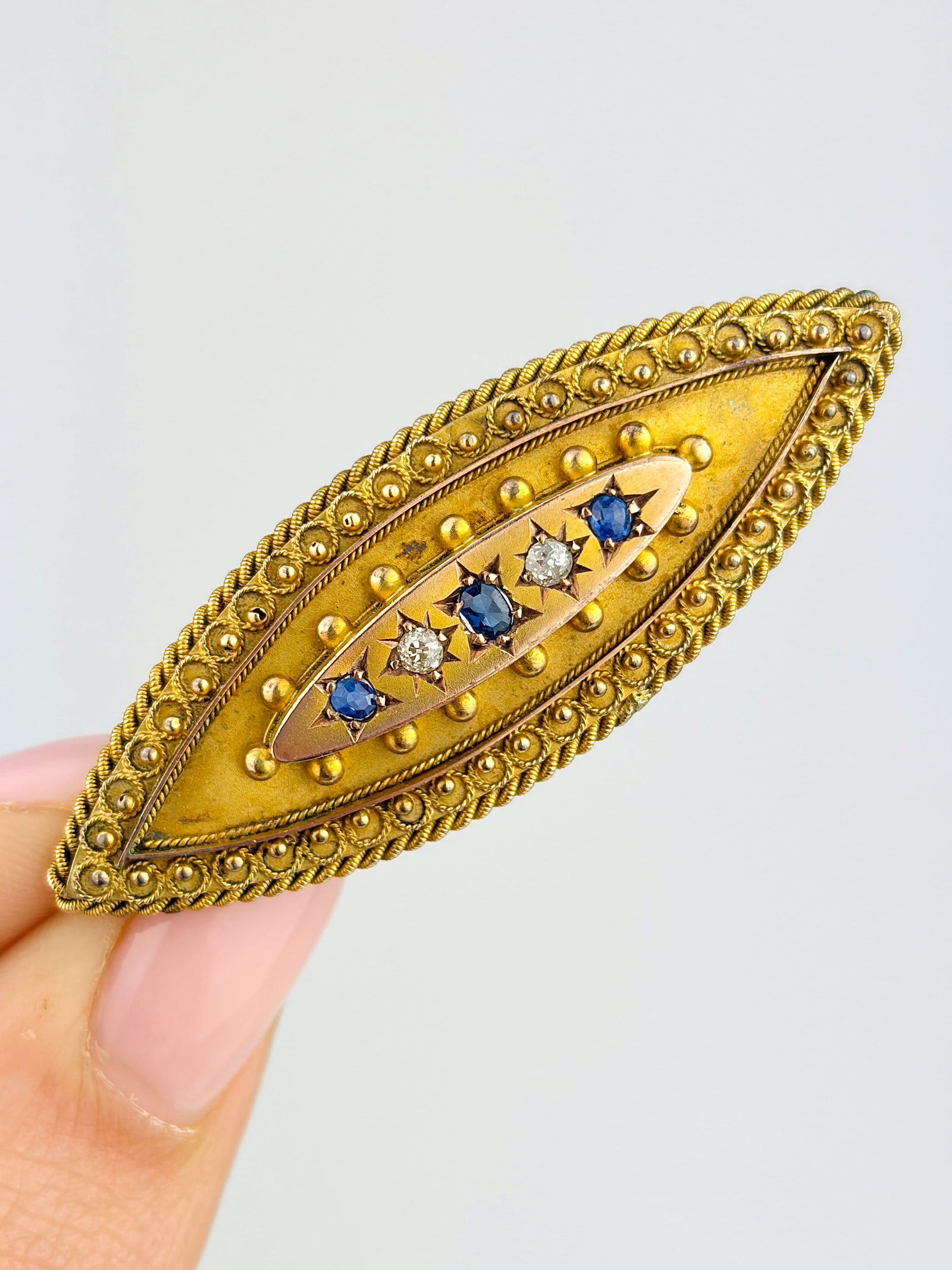 ANTIQUE GOLD SAPPHIRE AND DIAMOND ORNATE BROOCH: ANTIQUE GOLD SAPPHIRE AND DIAMOND ORNATE BROOCH