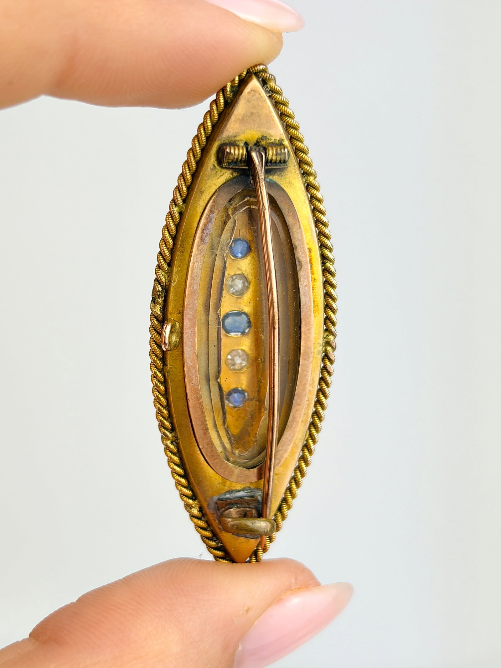 ANTIQUE GOLD SAPPHIRE AND DIAMOND ORNATE BROOCH - 3