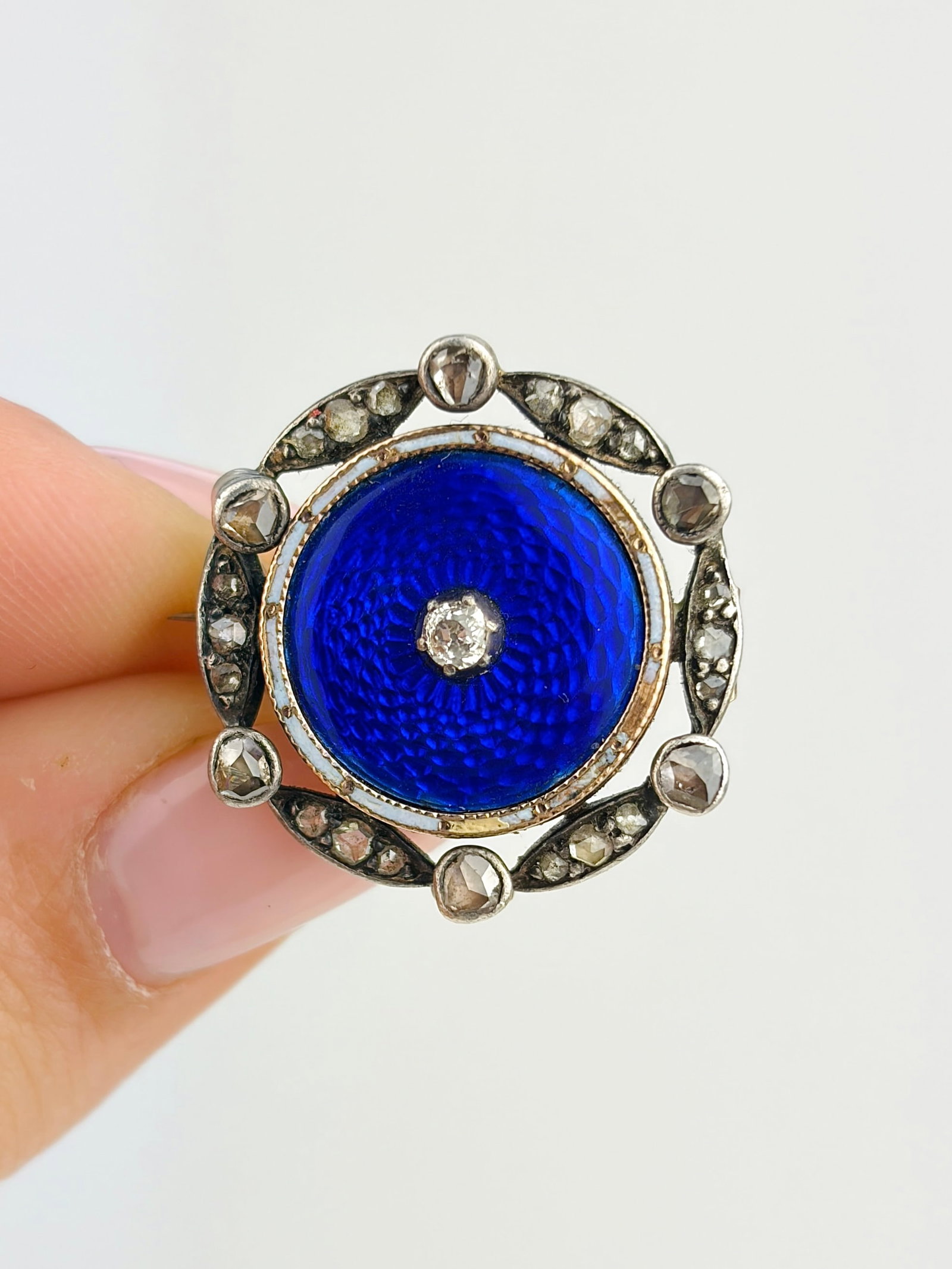 ANTIQUE 18CT GOLD DIAMOND AND GUILLOCHE BLUE ENAMEL BROOCH: ANTIQUE 18CT GOLD DIAMOND AND GUILLOCHE BLUE ENAMEL BROOCH Radiant bright blue guilloche style enamel and diamond brooch!