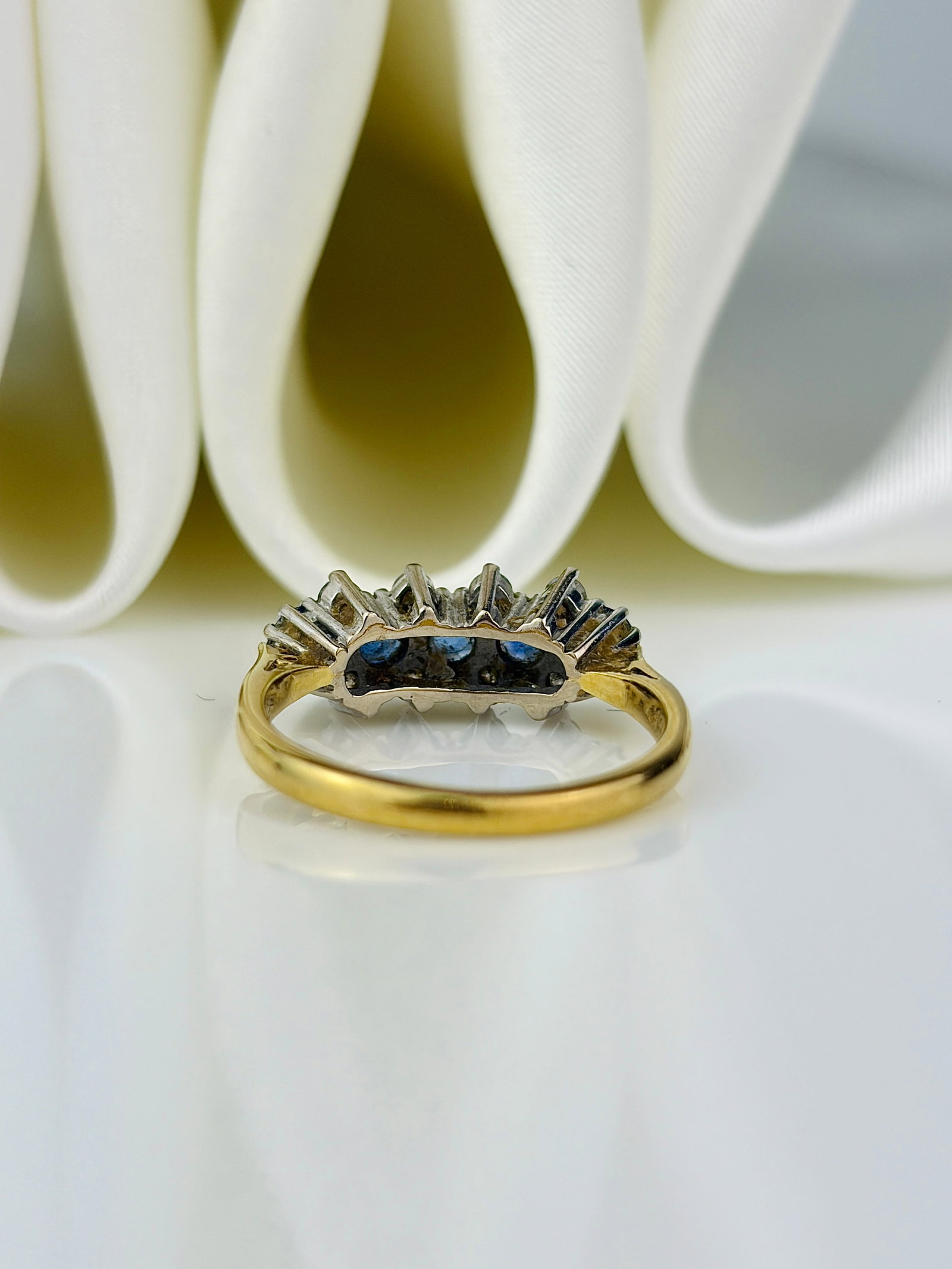 pretty vintage 18ct yellow gold sapphire and diamond unusual design ring - 3