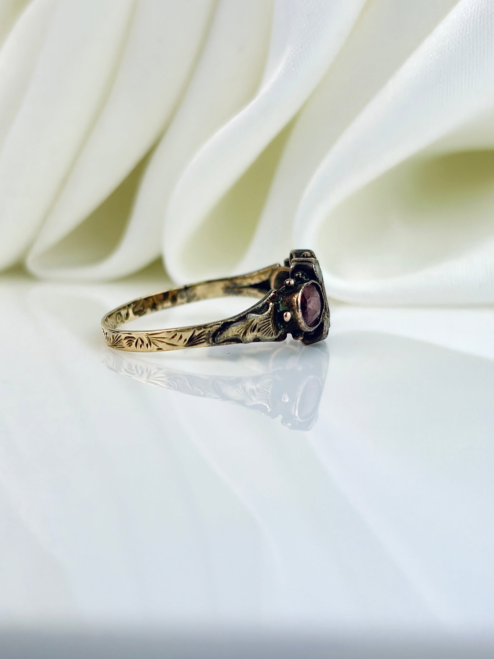 ANTIQUE 12CT GOLD AMETHYST AND PEARL ORNATE RING - 2