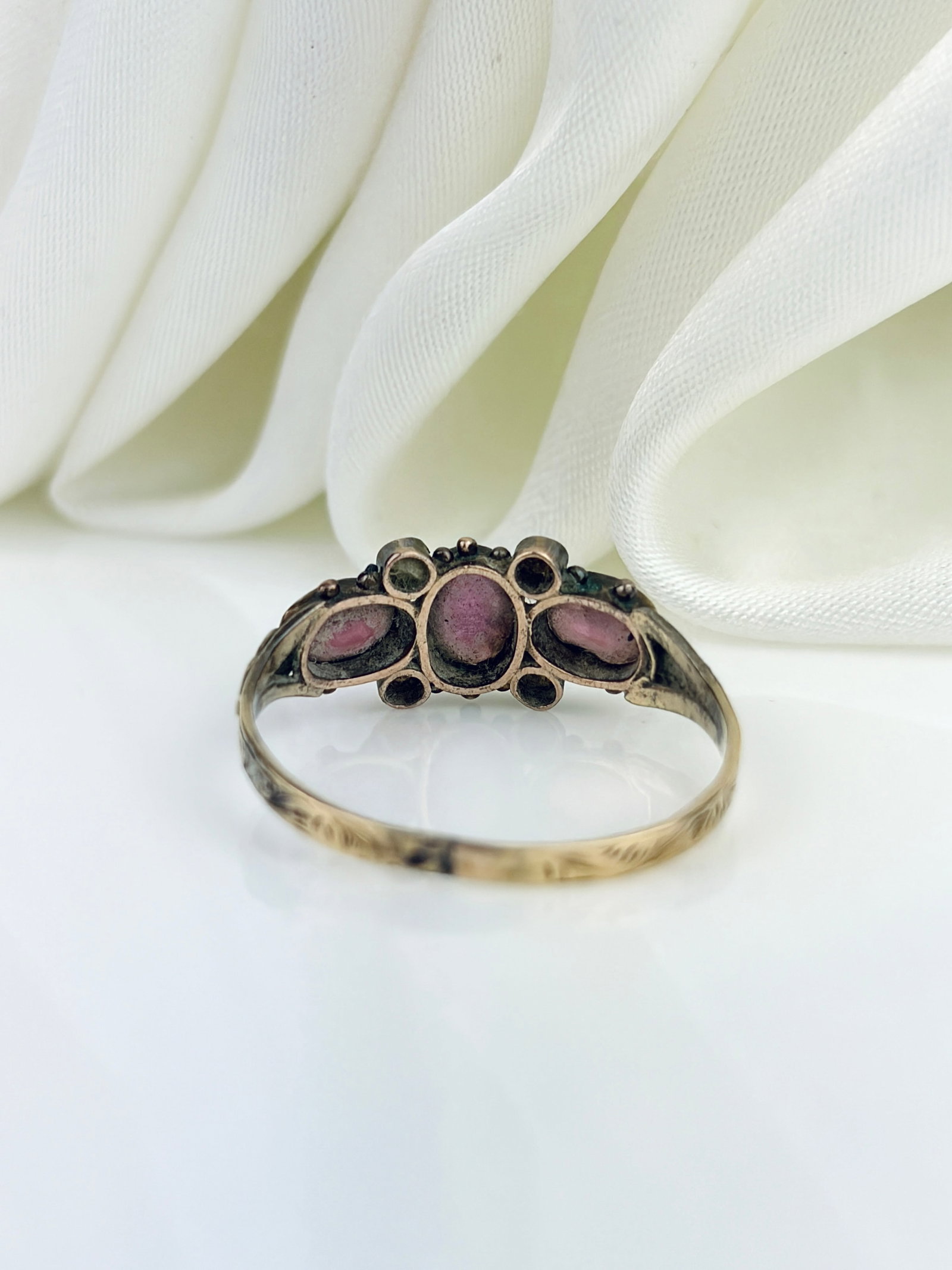 ANTIQUE 12CT GOLD AMETHYST AND PEARL ORNATE RING - 3