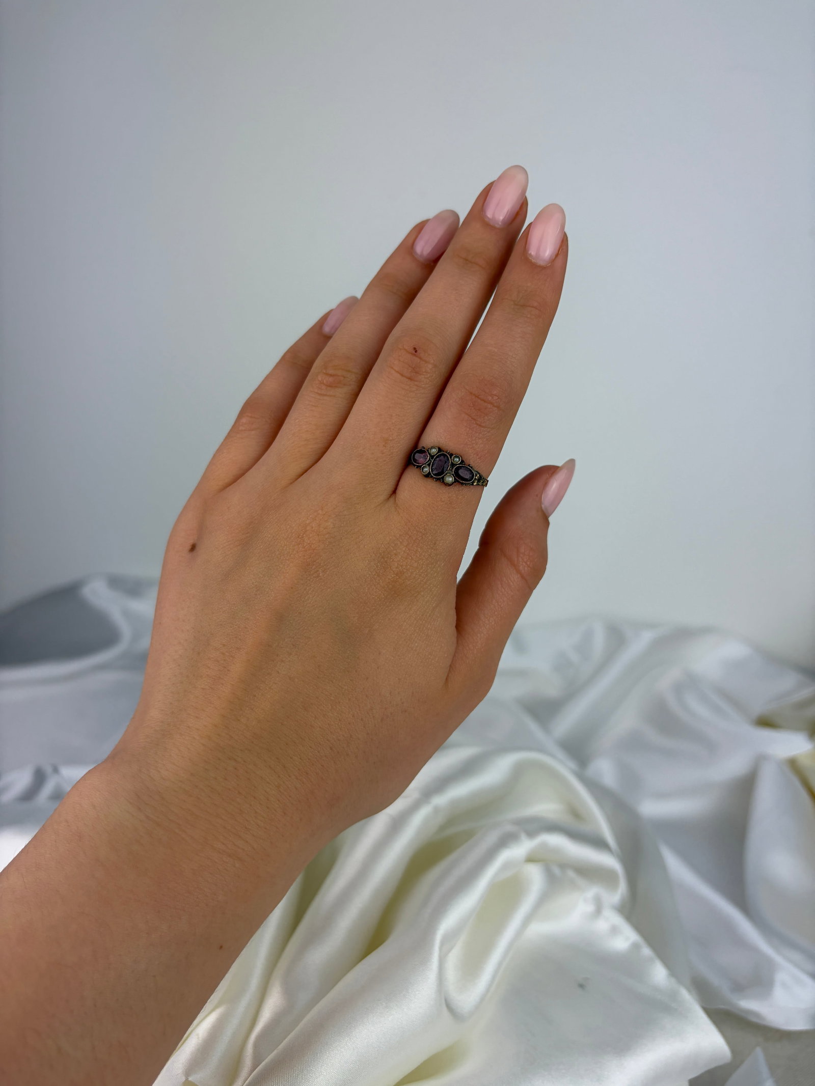 ANTIQUE 12CT GOLD AMETHYST AND PEARL ORNATE RING - 7